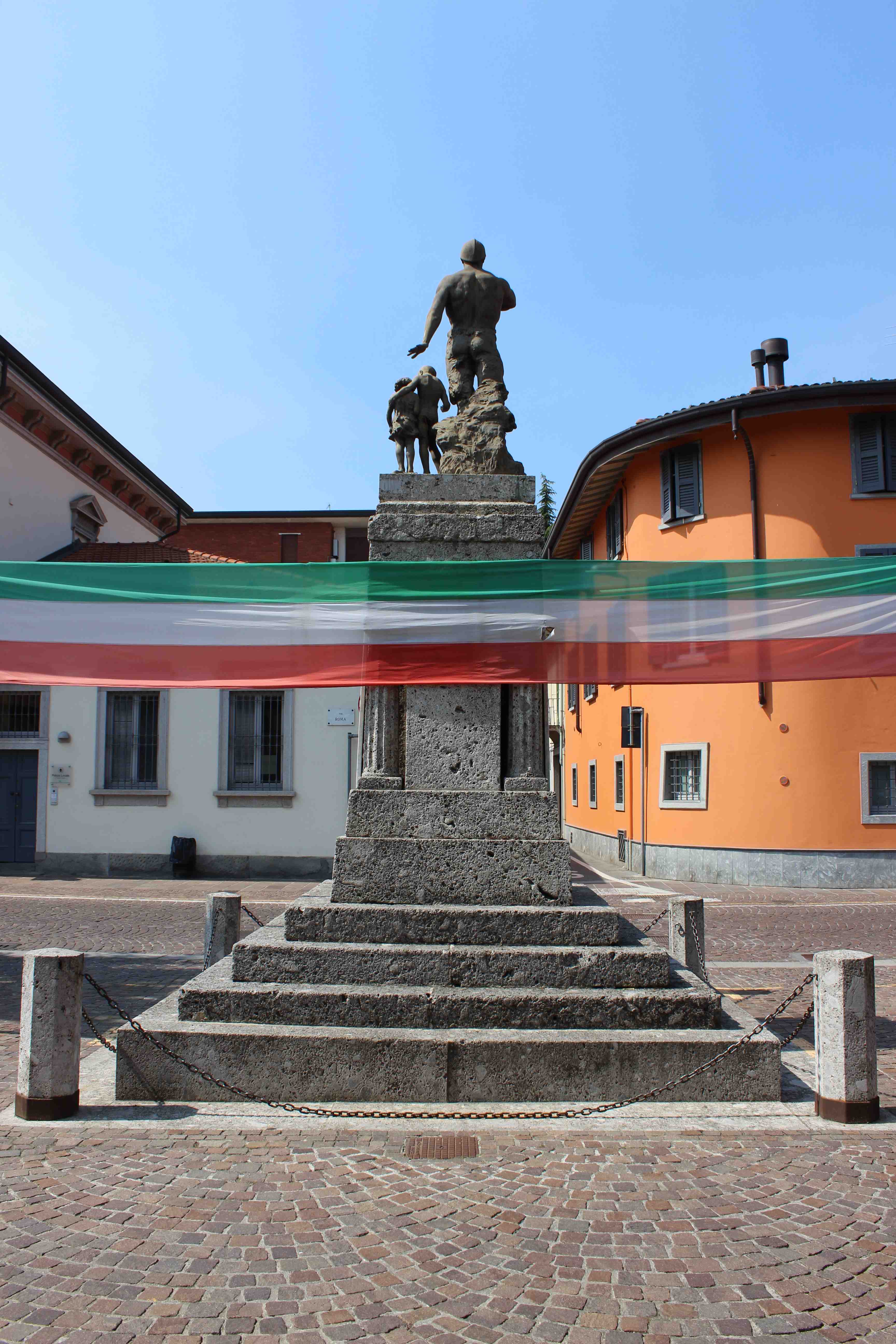 Il soldato protegge due fanciulli (monumento ai caduti - ad ara, opera isolata) - ambito italiano (prima metà sec. XX)