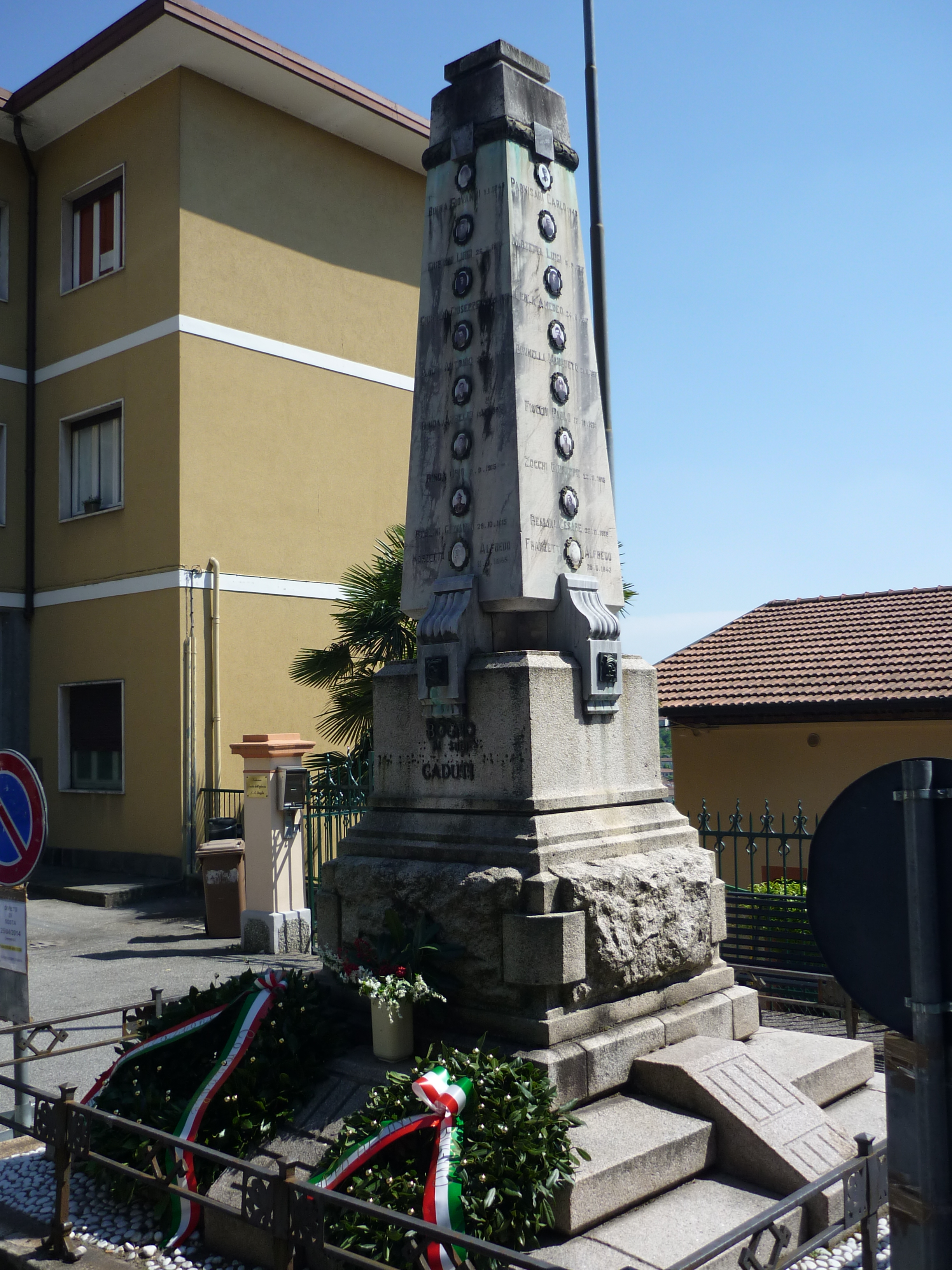monumento ai caduti - ad obelisco, opera isolata - ambito lombardo (sec. XX)