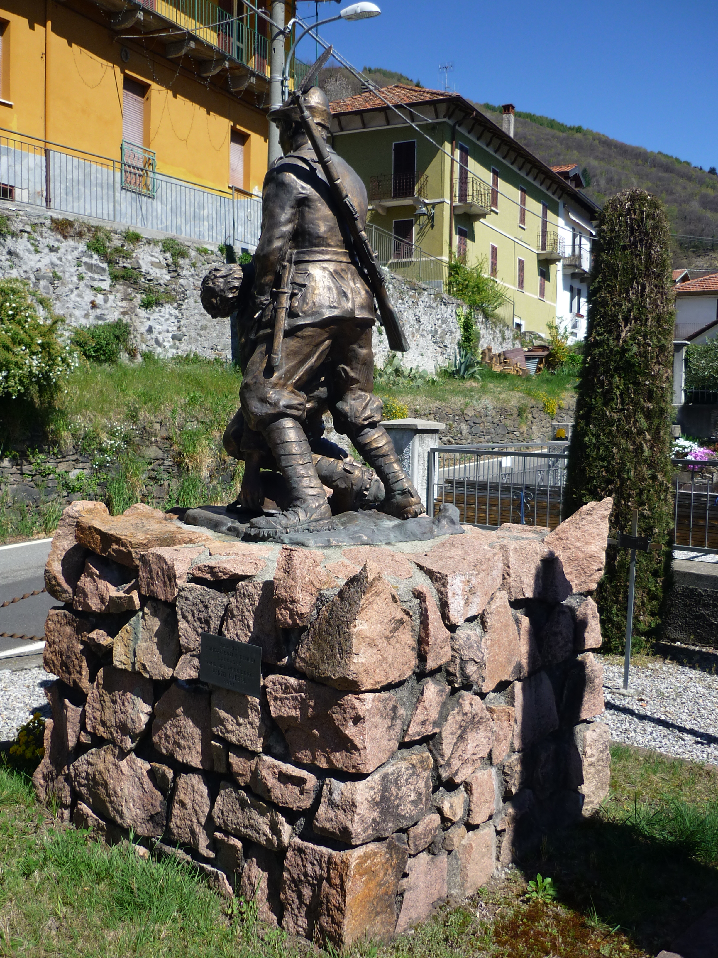 alpino che sorregge un compagno morto (monumento ai caduti - a cippo, opera isolata) - ambito lombardo (sec. XX)