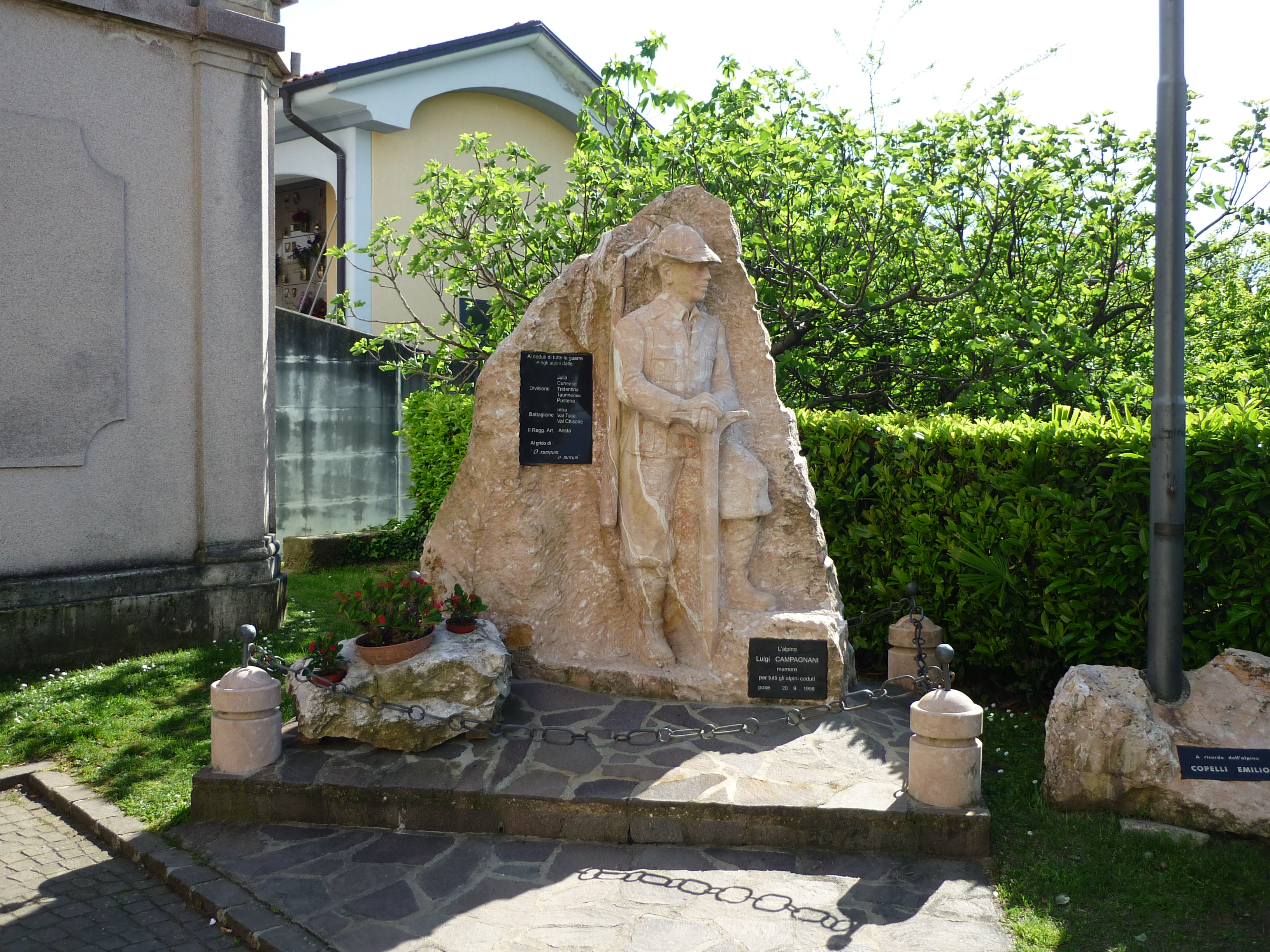 figura di soldato: alpino (monumento ai caduti - a stele, opera isolata) - ambito lombardo (sec. XX)