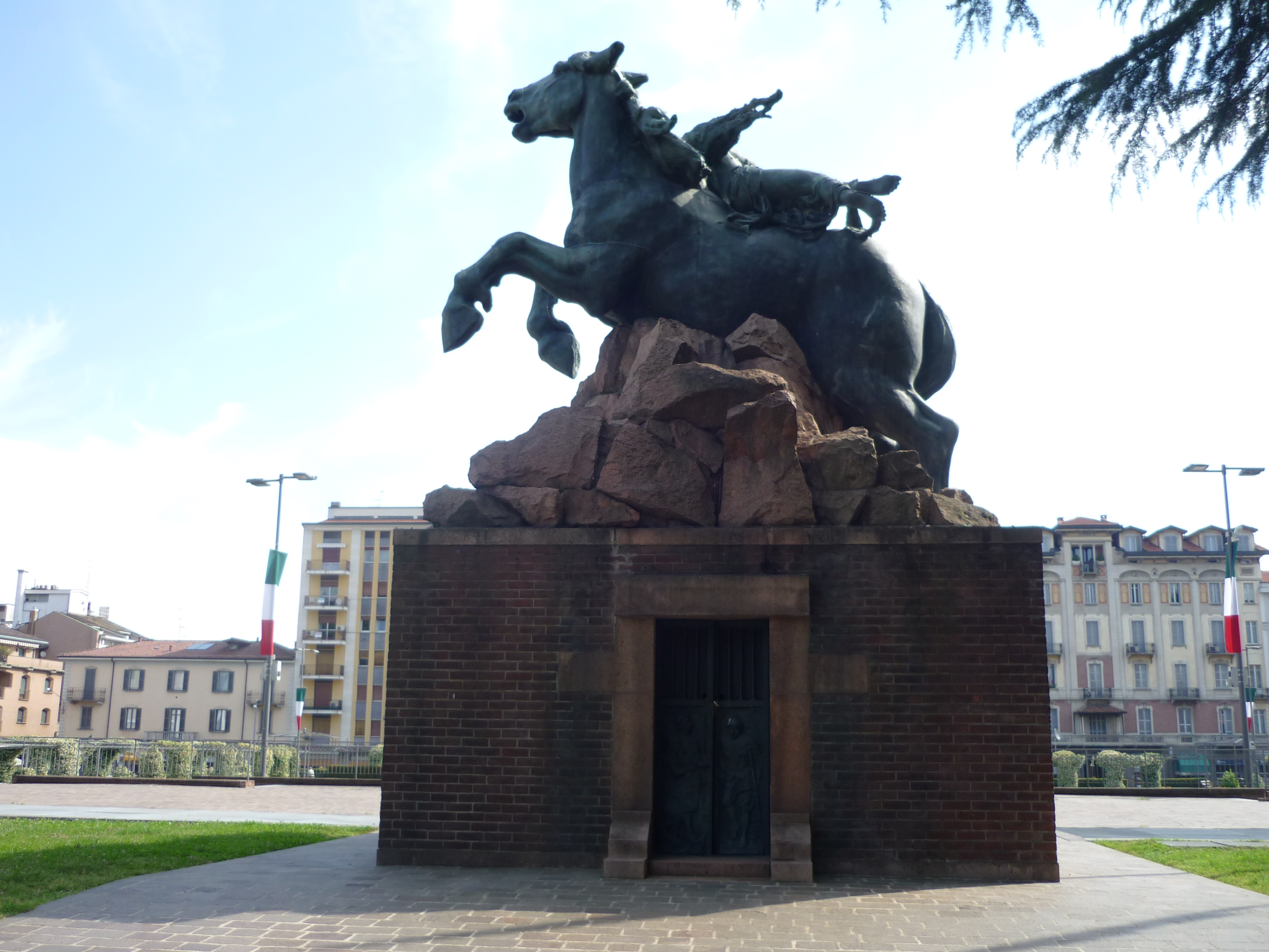 allegoria della Vittoria che premia un soldato (monumento ai caduti - a cippo, opera isolata) di Butti Enrico (sec. XX)