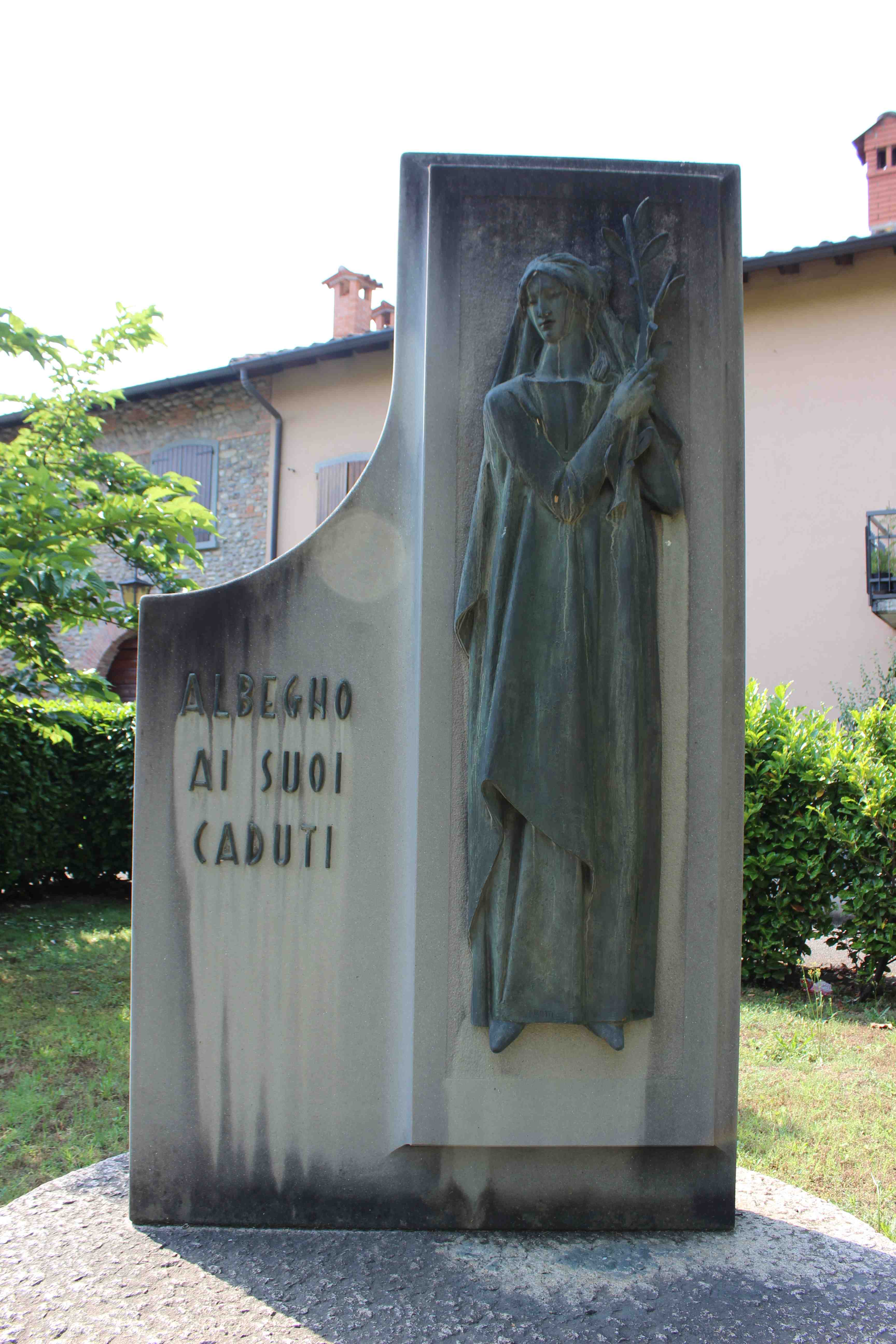 Allegoria della Vittoria; Allegoria della Patria (monumento ai caduti - a stele, opera isolata) di Guidotti Ferruccio (attribuito) (seconda metà sec. XX)