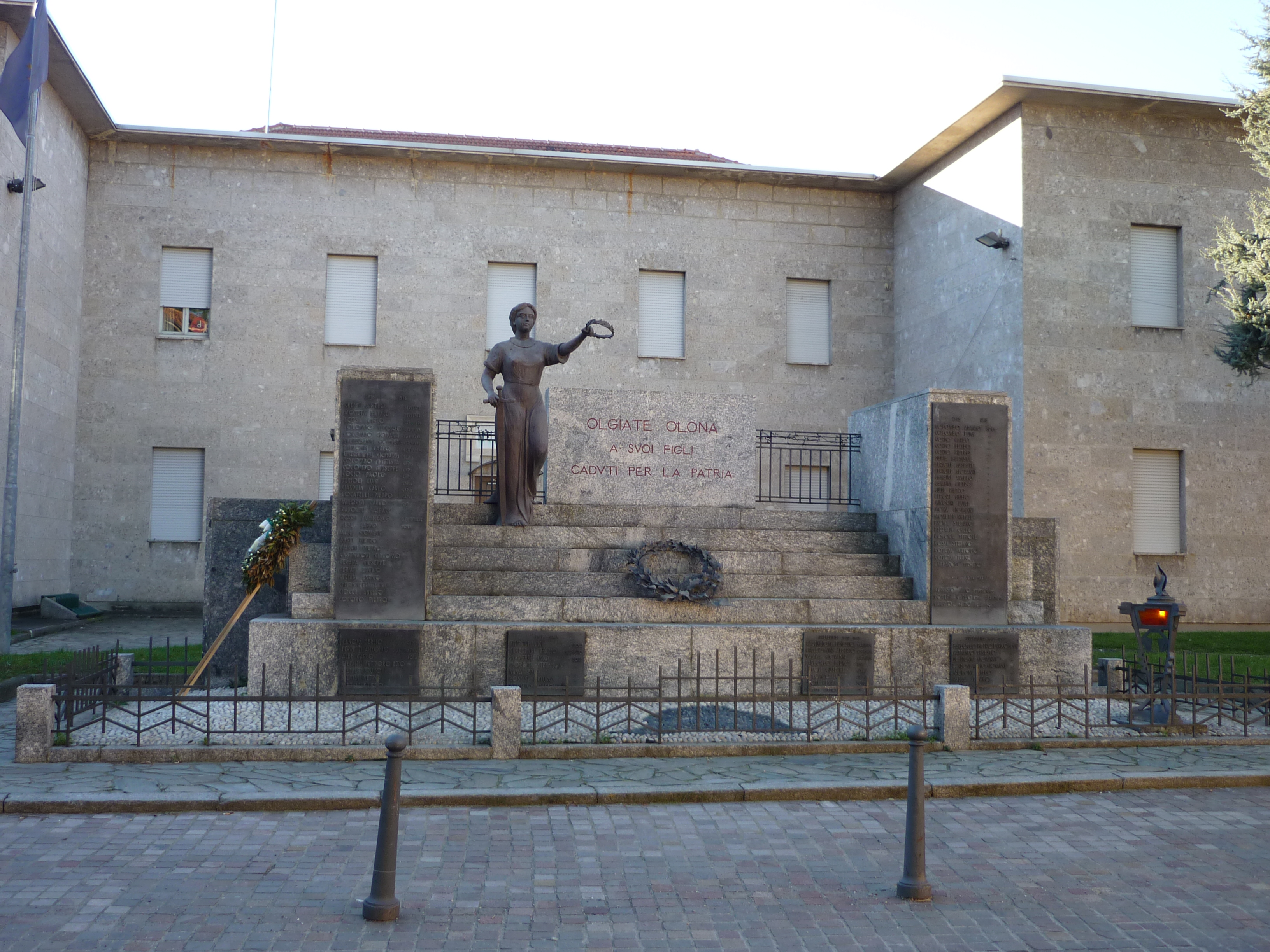 allegoria della Patria/ scene di guerra (monumento ai caduti, opera isolata) di Dressler Alberto (sec. XX)