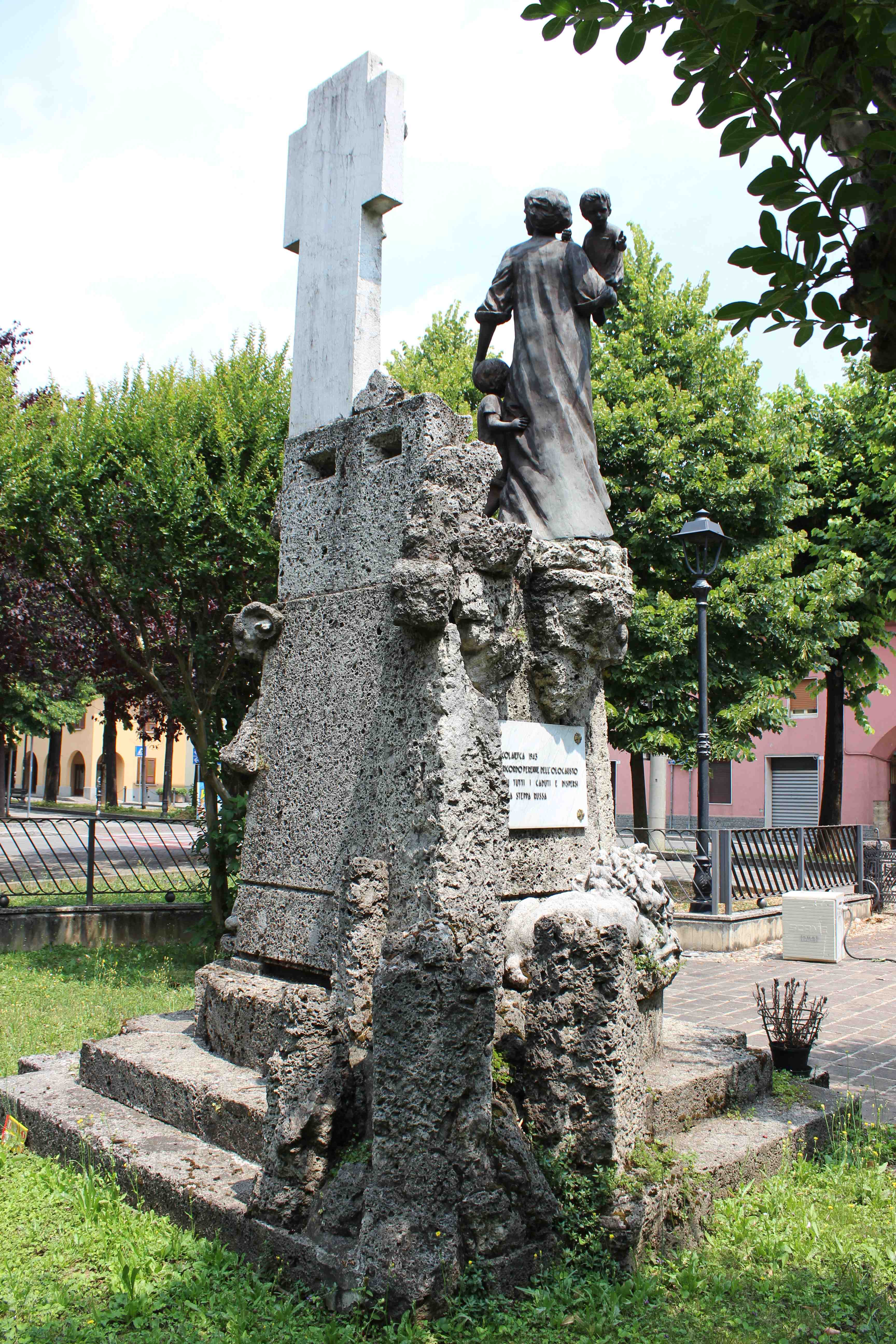 Soldato, Madre con bambini (monumento ai caduti - ad ara, opera isolata) di Facchinetti Ubaldo (attribuito) (prima metà sec. XX)