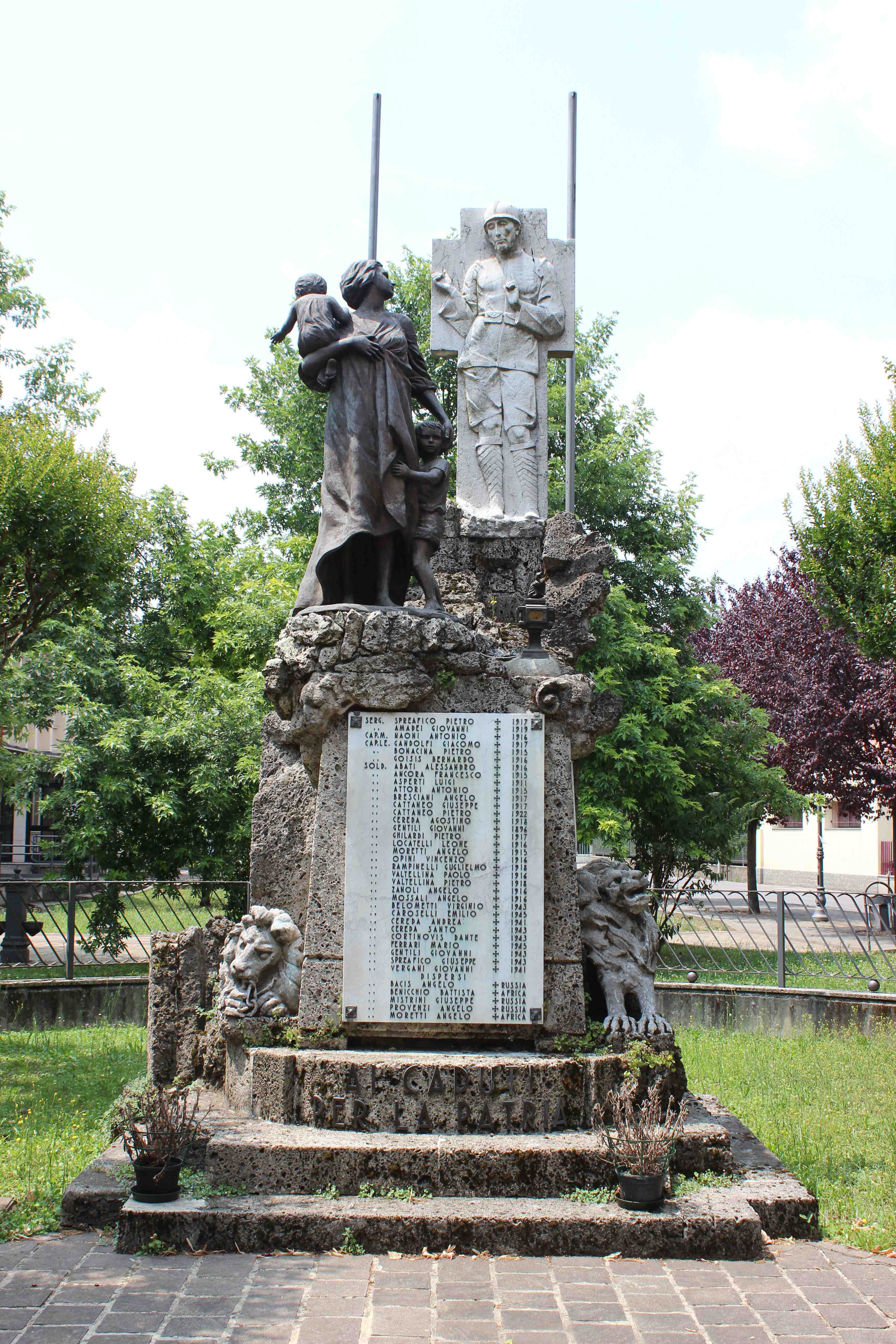 Soldato, Madre con bambini (monumento ai caduti - ad ara, opera isolata) di Facchinetti Ubaldo (attribuito) (prima metà sec. XX)