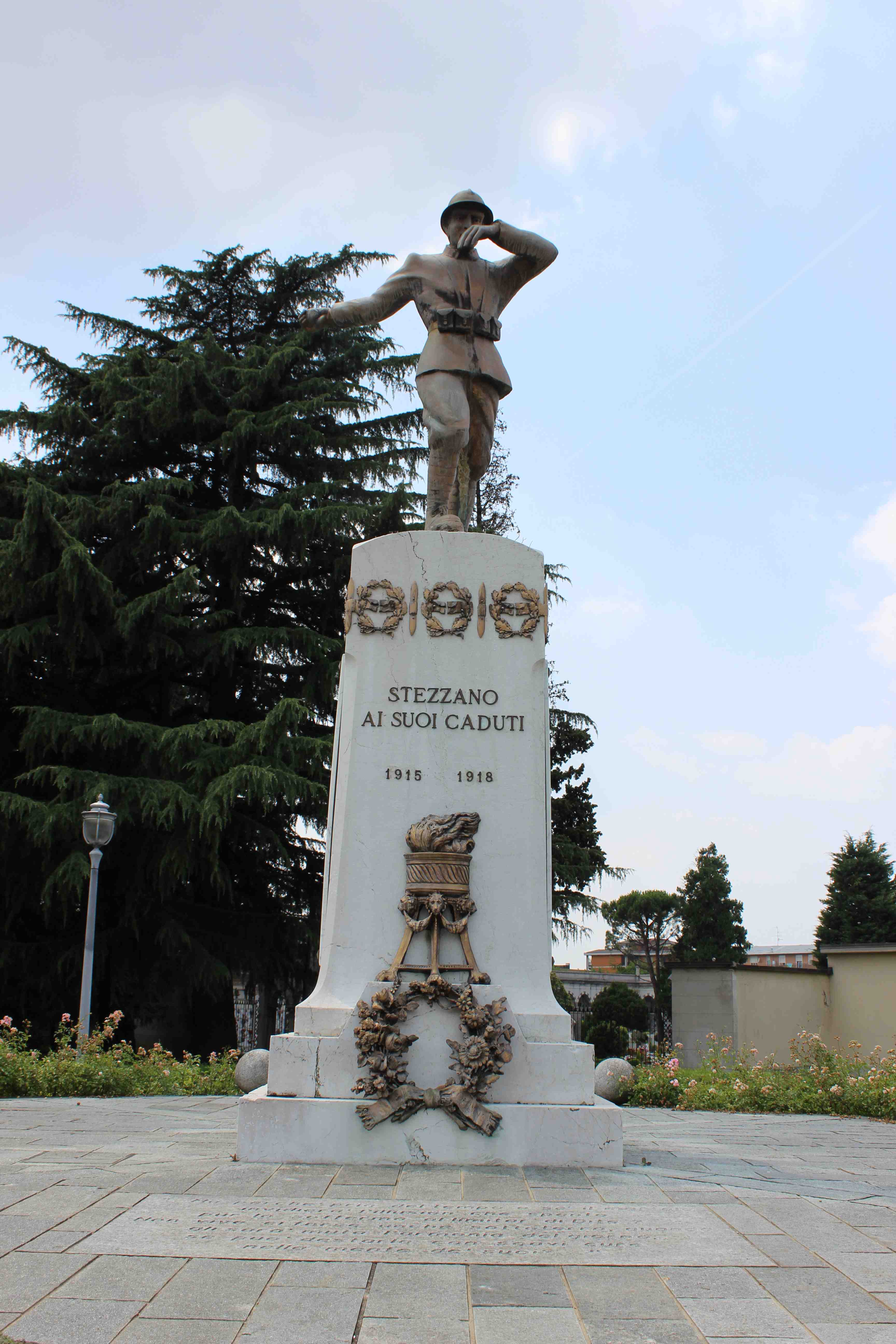 Soldato che scaglia una granata (monumento ai caduti - ad emiciclo, opera isolata) - ambito italiano (prima metà sec. XX)