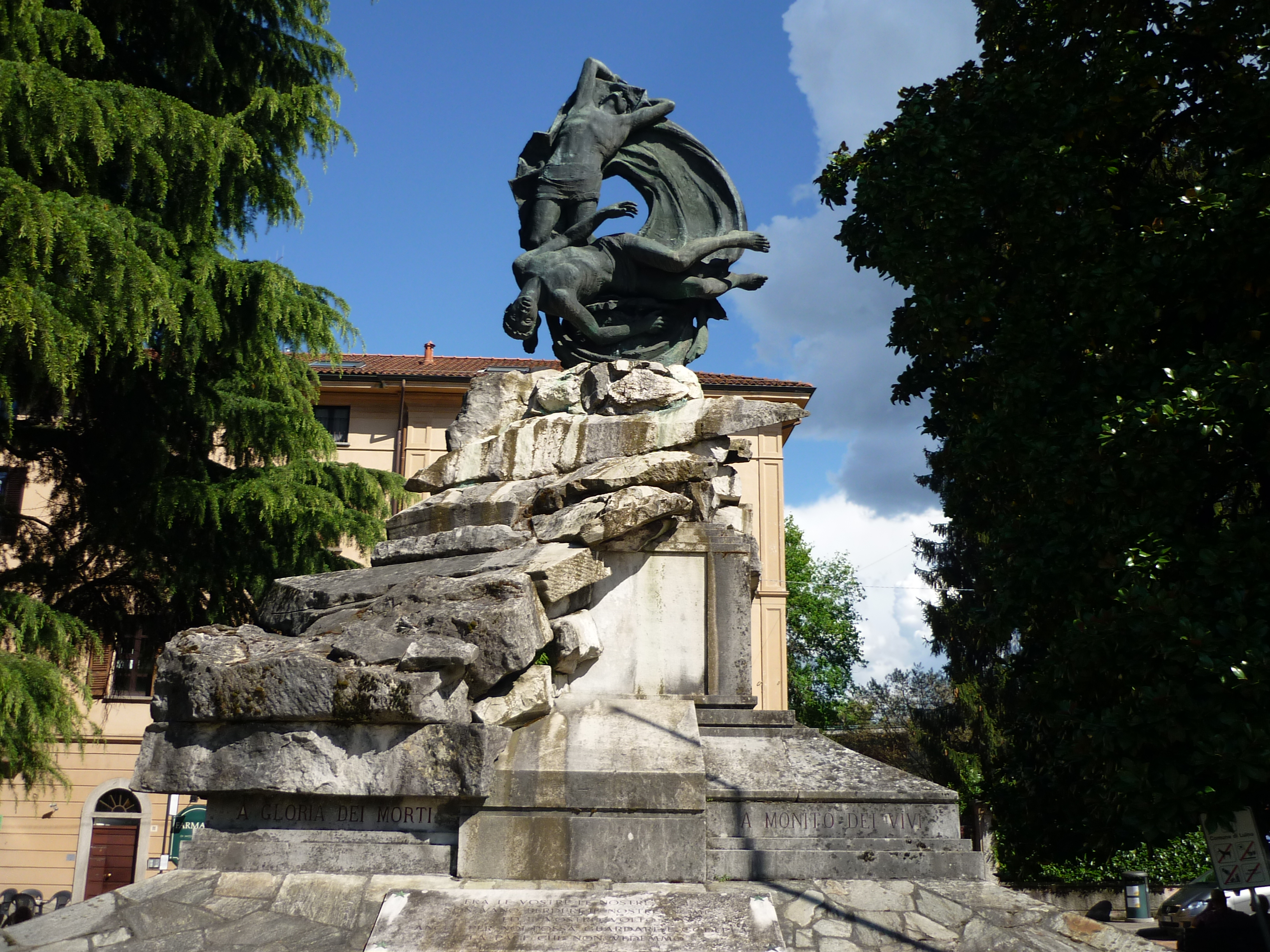 allegoria della morte del soldato (monumento ai caduti - a cippo, opera isolata) di Zegna Pietro (sec. XX, sec. XX)