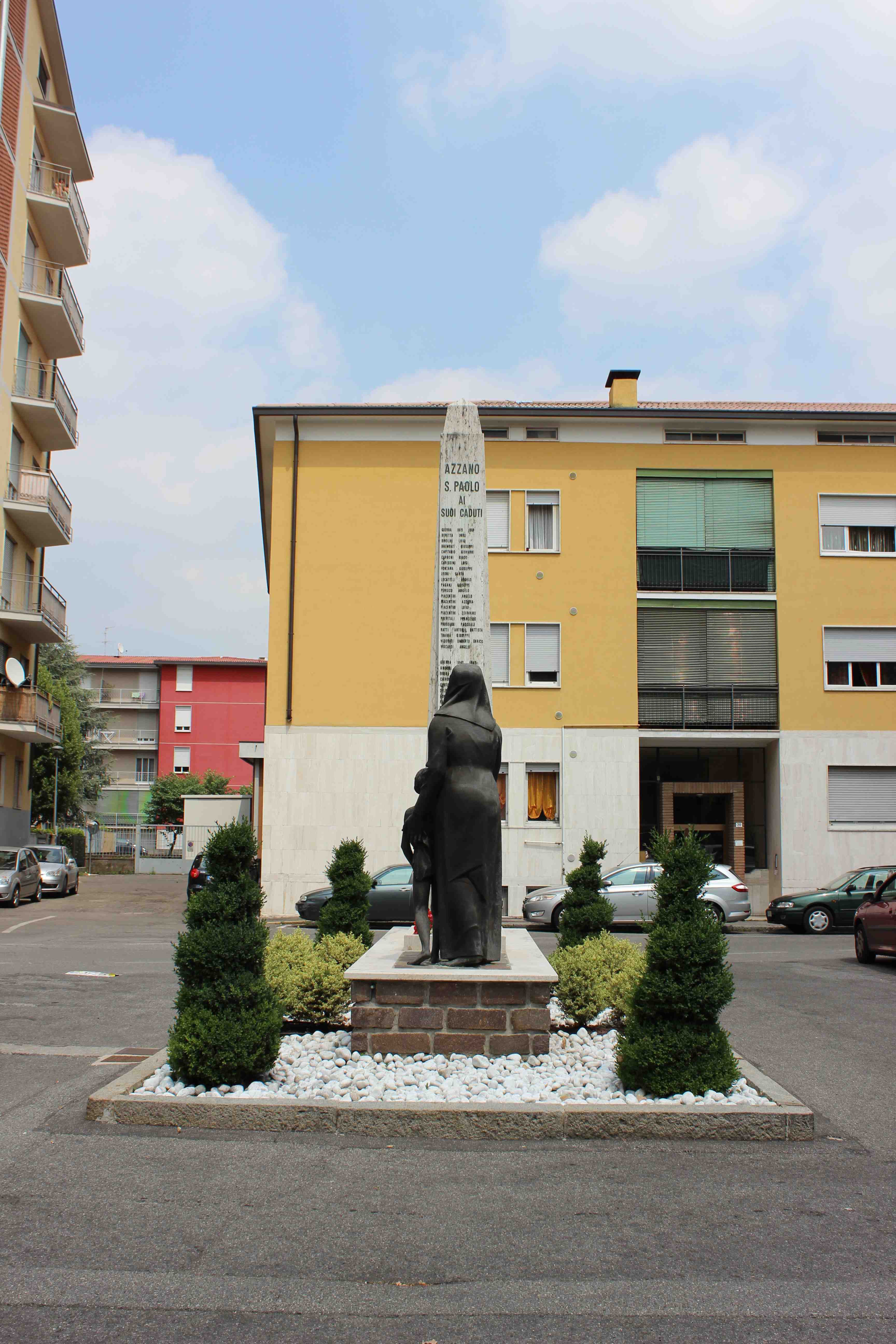 Madre e figlio rendono omaggio ai caduti (monumento ai caduti - ad obelisco, opera isolata) di Brolis Pietro Giuseppe (attribuito) (seconda metà sec. XX)