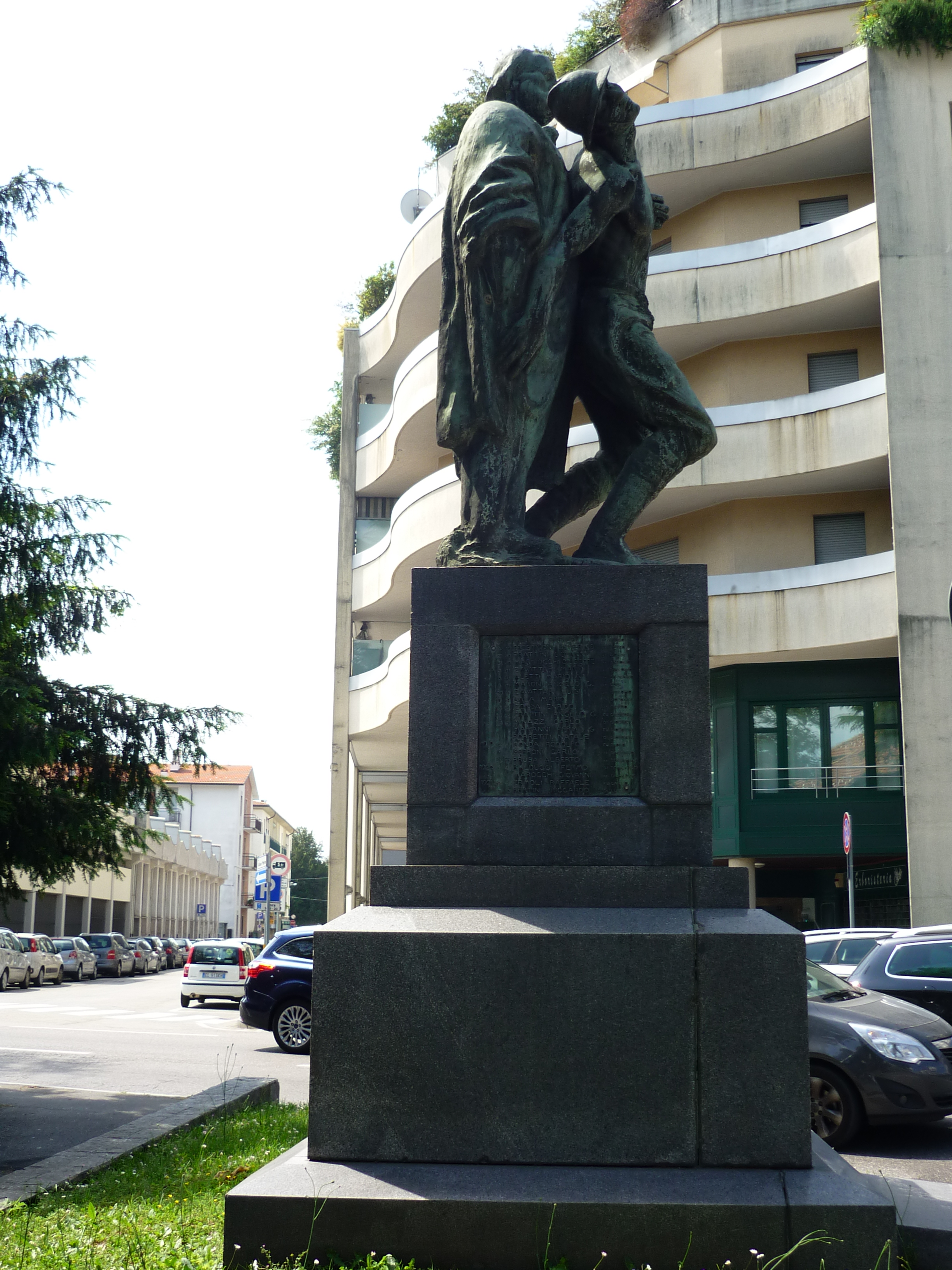 Giuseppe Garibaldi che sorregge un soldato morente (monumento ai caduti - a cippo, opera isolata) di Scola Daniele (sec. XX, sec. XX)