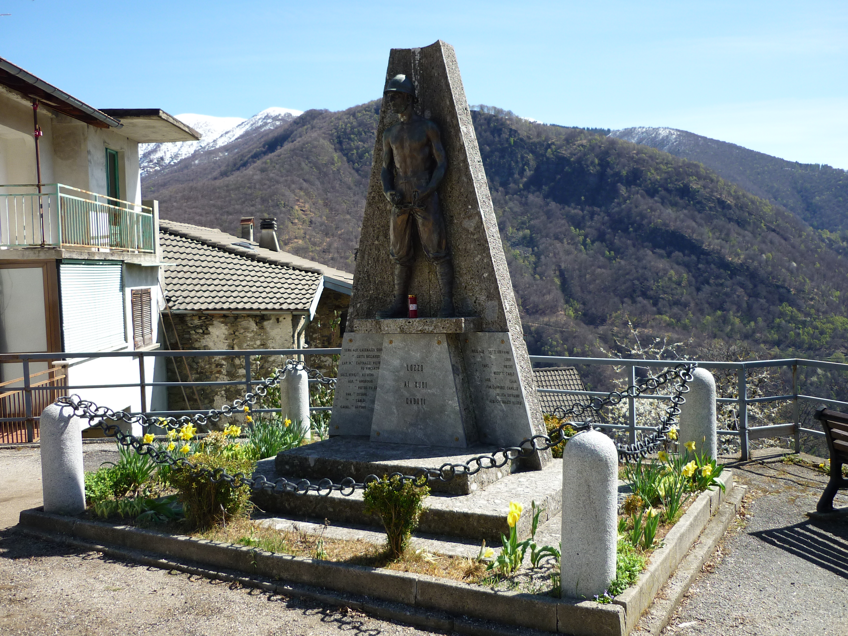 figura di soldato (monumento ai caduti - a stele, opera isolata) di Galletti Giorgio (sec. XX)