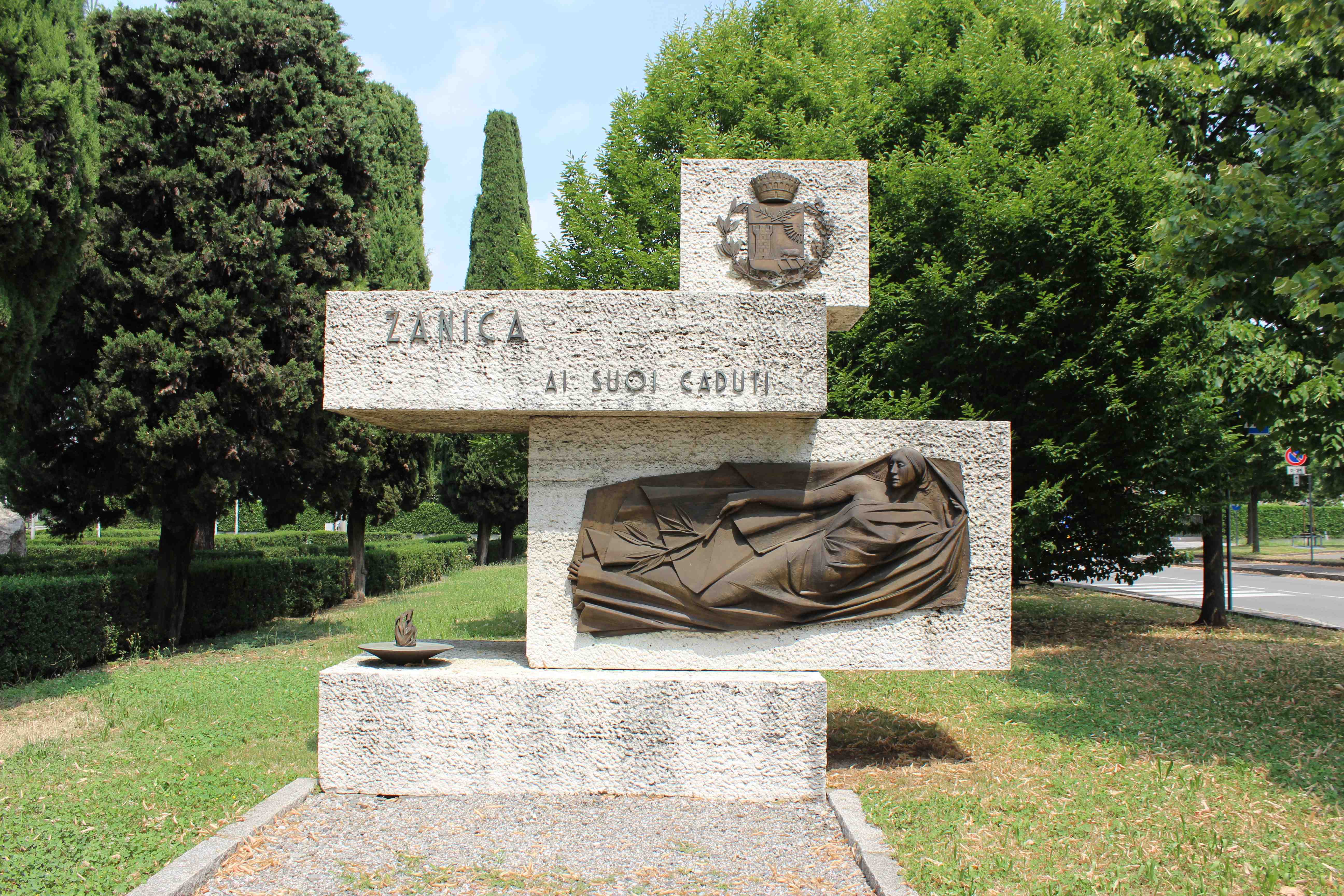 la Vittoria che reca nelle mani una palma (monumento ai caduti - a stele, opera isolata) di Monti Luigi (attribuito) (seconda metà sec. XX)