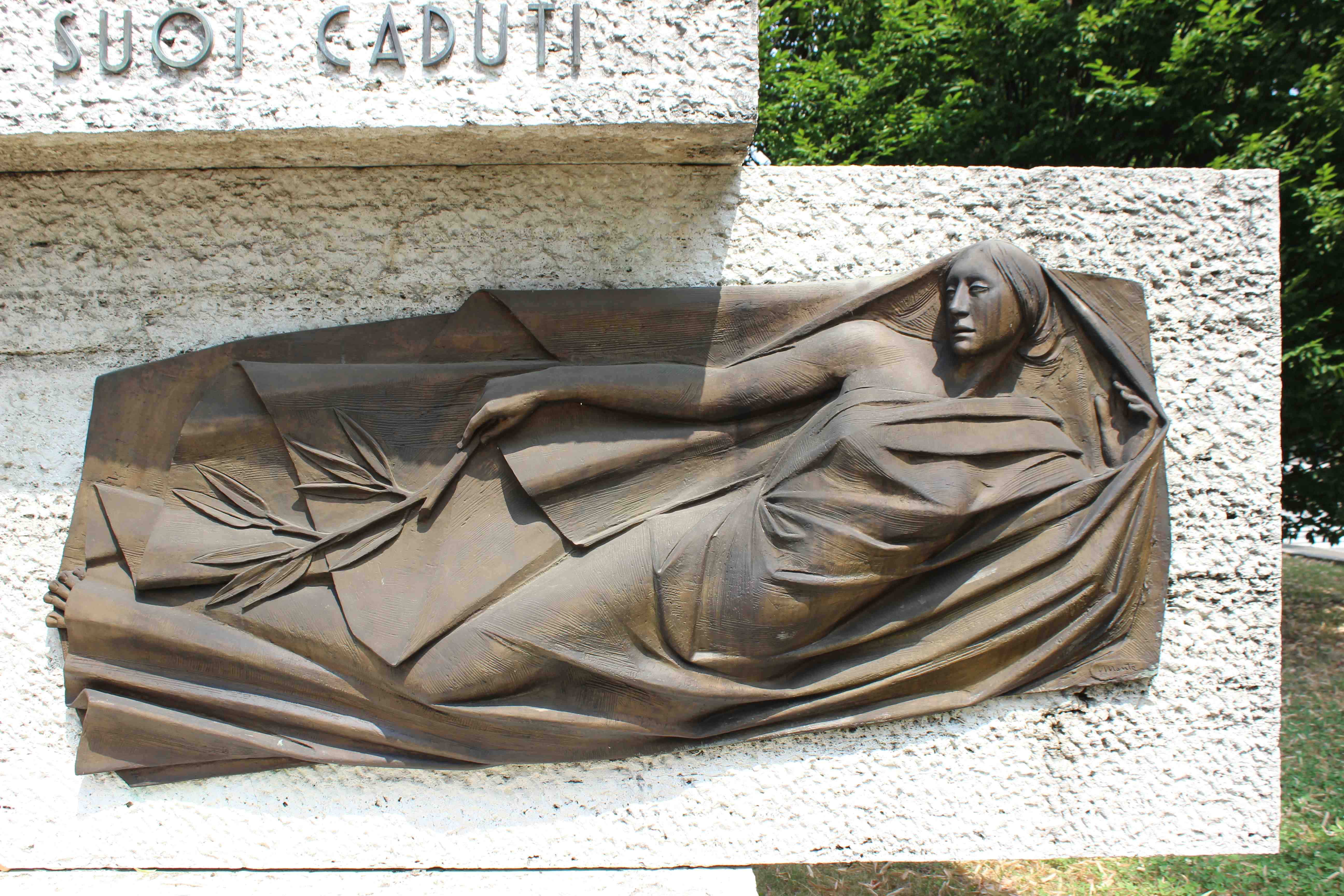 la Vittoria che reca nelle mani una palma (monumento ai caduti - a stele, opera isolata) di Monti Luigi (attribuito) (seconda metà sec. XX)