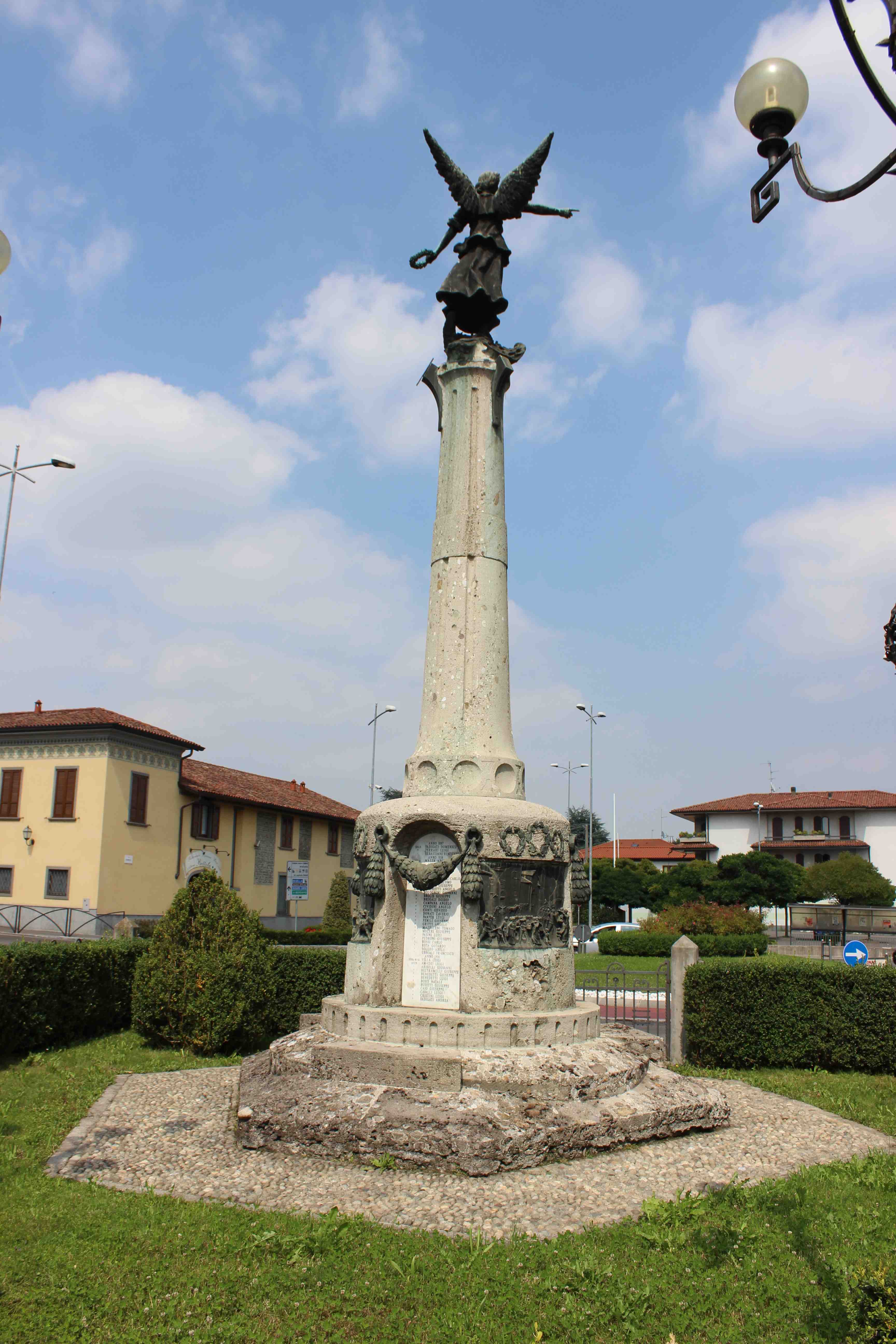 Allegoria della Vittoria con la corona d'alloro (monumento ai caduti - a colonna, opera isolata) di Moneta Francesco (attribuito) (prima metà sec. XX)