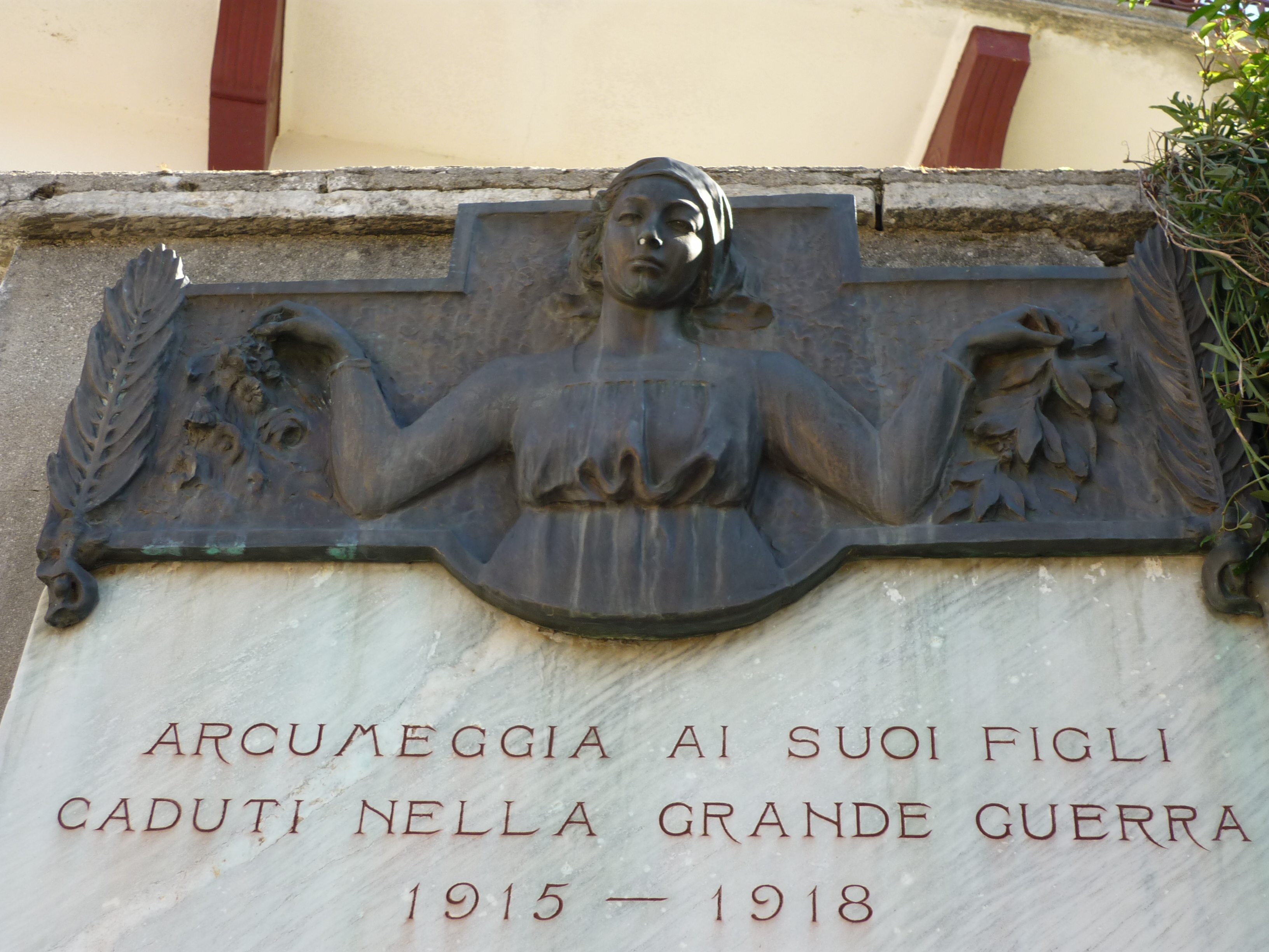 figura femminile in vesti contadine (monumento ai caduti - a fontana, opera isolata) di Vidini Giovanni (sec. XX, sec. XX)