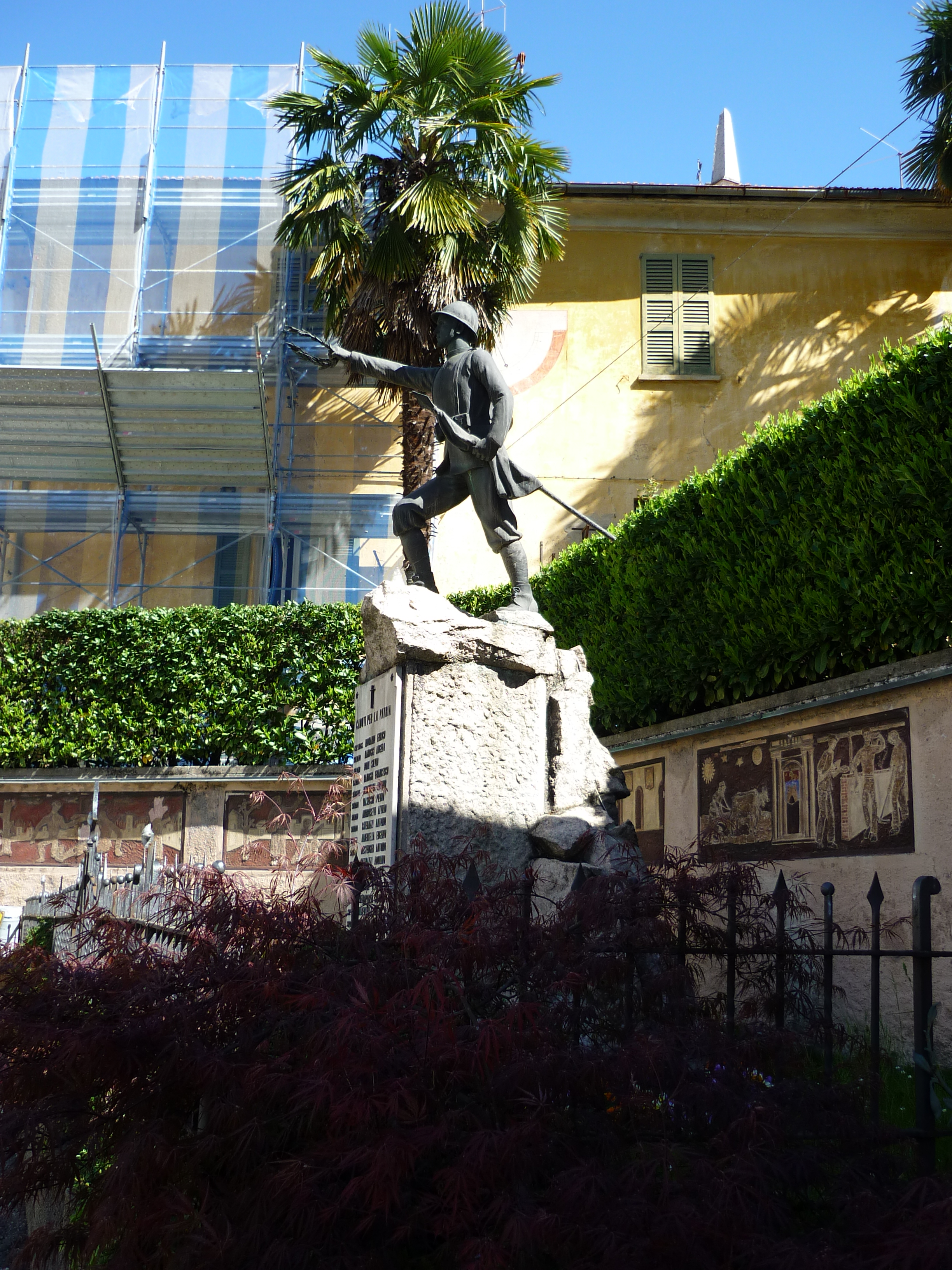 figura di soldato che porta la bandiera (monumento ai caduti - a cippo, opera isolata) di Baldioli Eraldo (sec. XX)