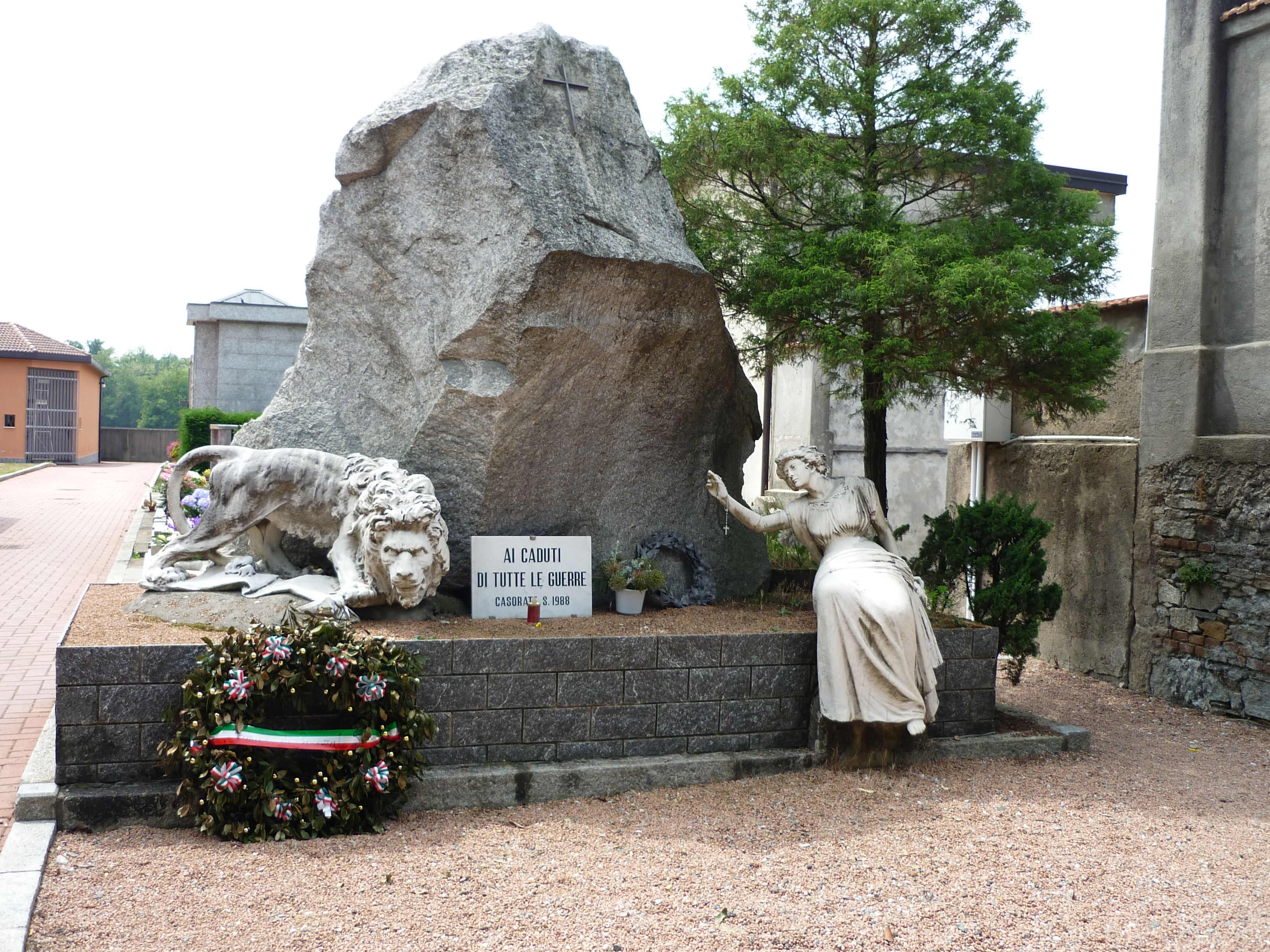 figura femminile/ leone (monumento ai caduti - a cippo, opera isolata) di Rusconi Enrico (sec. XX, sec. XX)