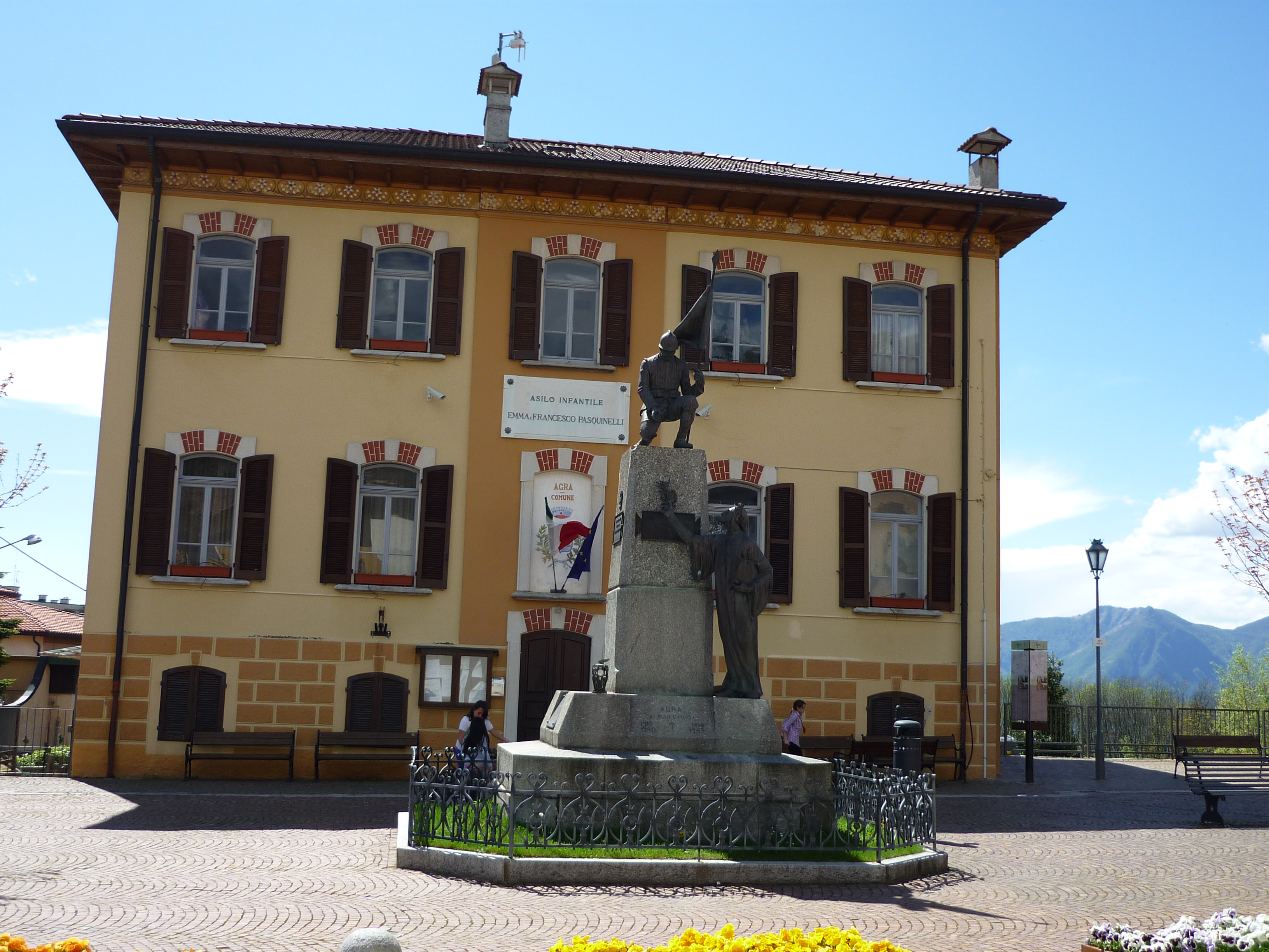 figura di soldato che porta la bandiera/ poeta Dante Alighieri (monumento ai caduti - a cippo, opera isolata) di Galletti Giorgio (sec. XX, sec. XX)