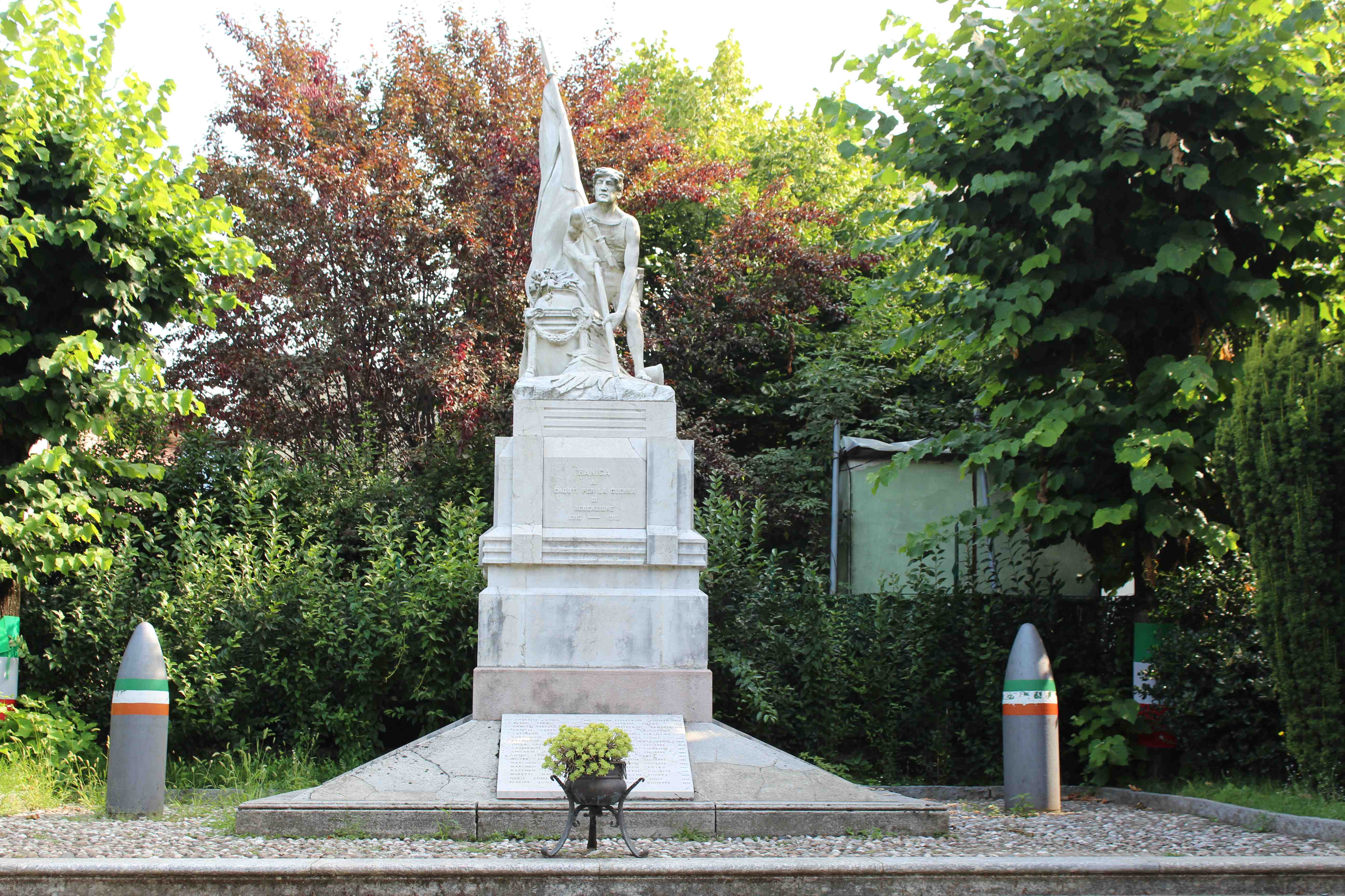 Soladato che porta la bandiera (monumento ai caduti - ad ara, opera isolata) - ambito italiano (prima metà sec. XX)