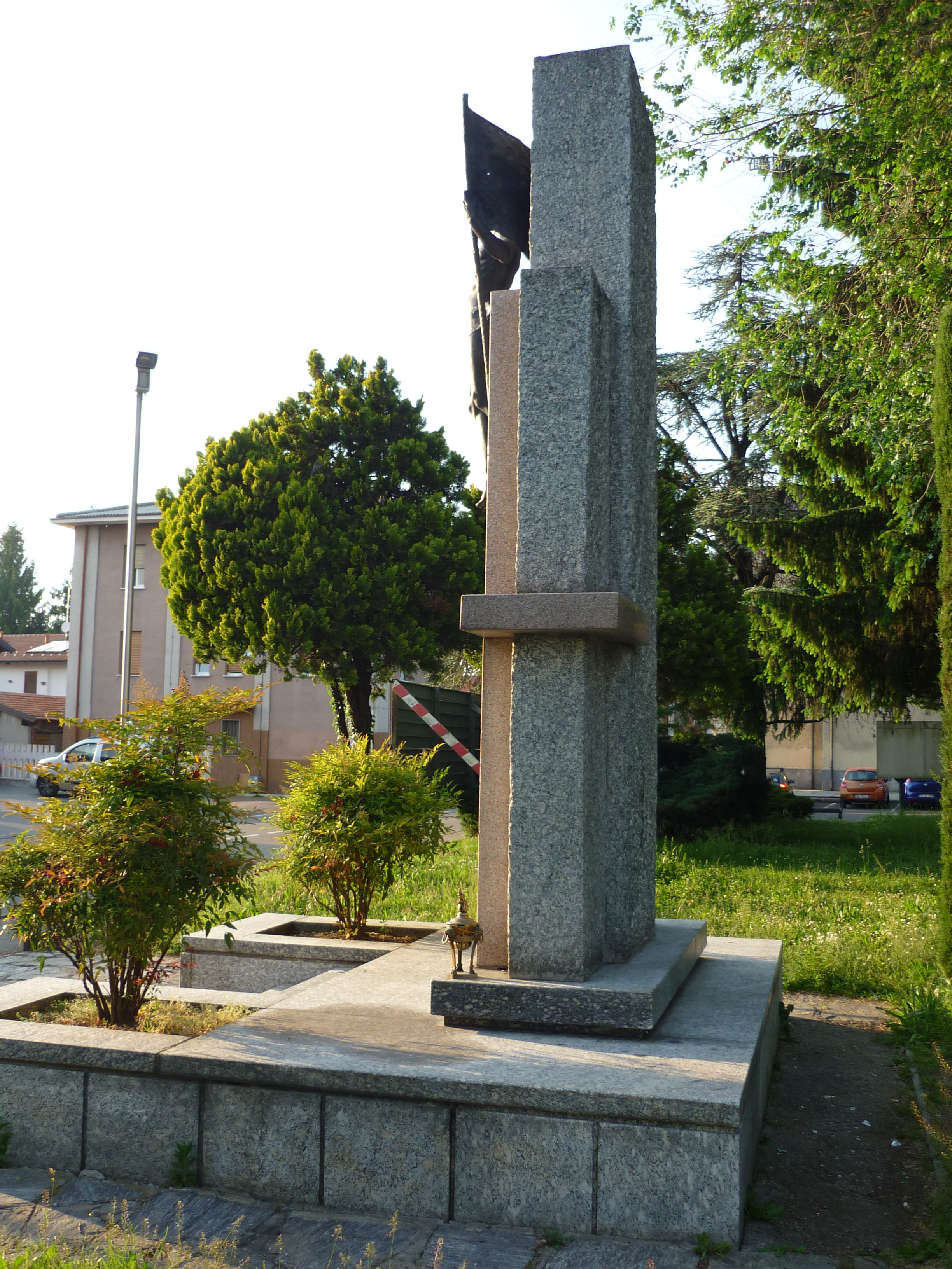 figura di soldato che porta la bandiera (monumento ai caduti - a stele, opera isolata) di Banda Giuseppe (sec. XX)