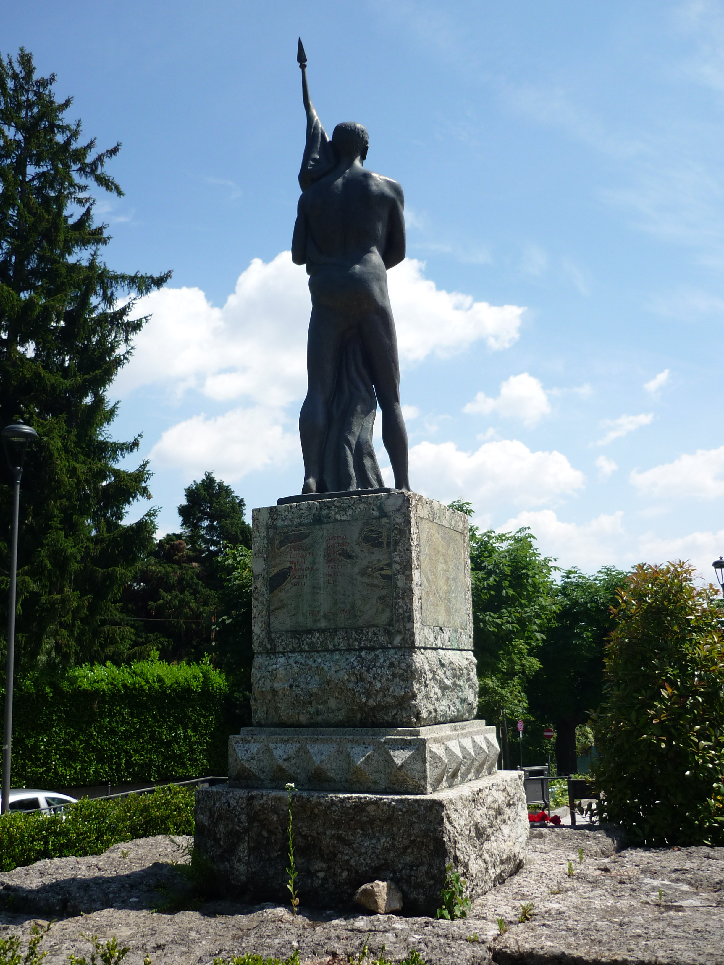 gioventù nell'atto di stringersi al petto la bandiera, simbolo della Patria (monumento ai caduti - a cippo, opera isolata) di Frattini Angelo (sec. XX)