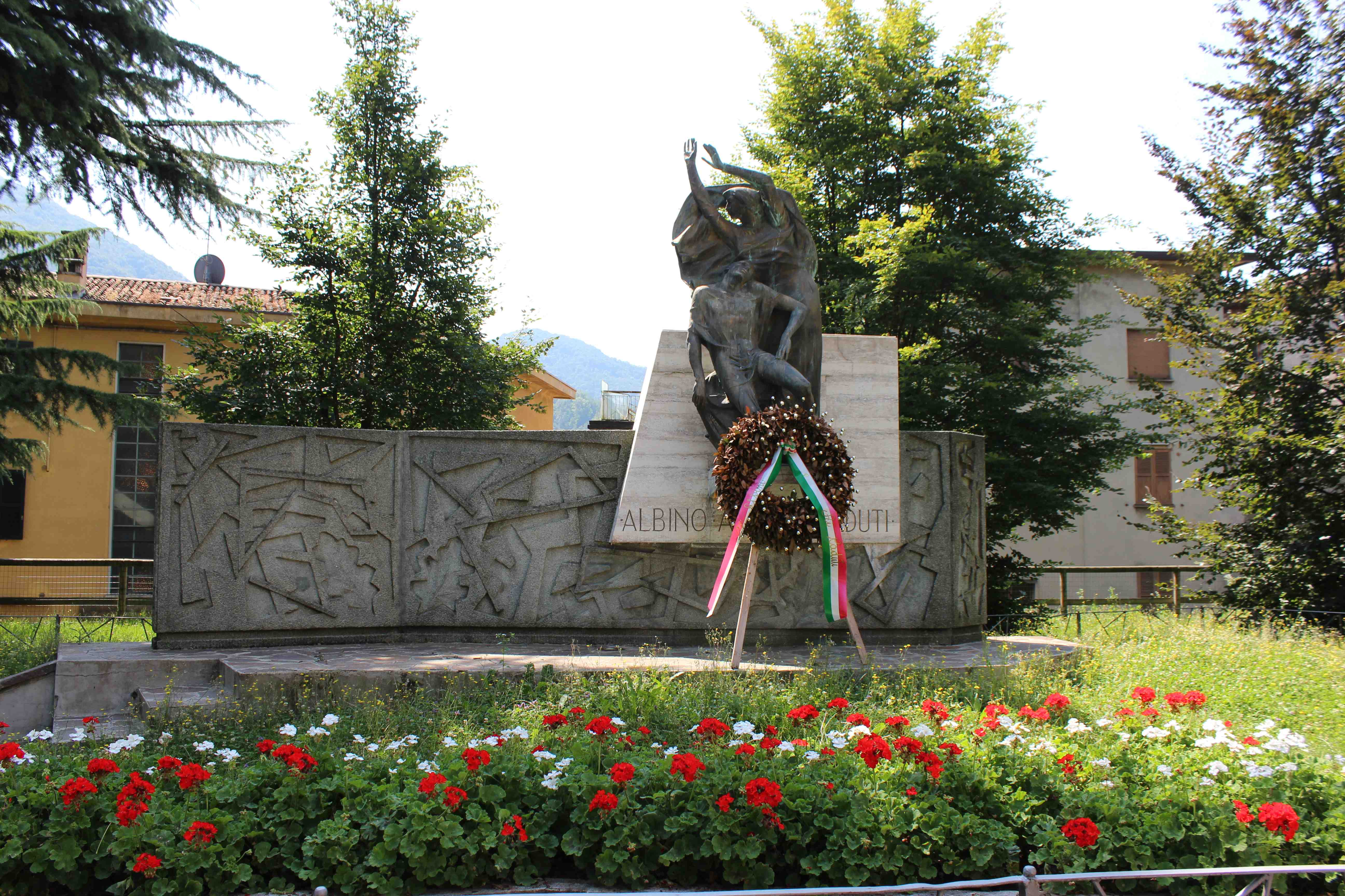 Allegoria della morte del soldato (monumento ai caduti - a stele, opera isolata) di Sacchi Nestorio (attribuito), Giaroli Egidio (attribuito) (seconda metà sec. XX)