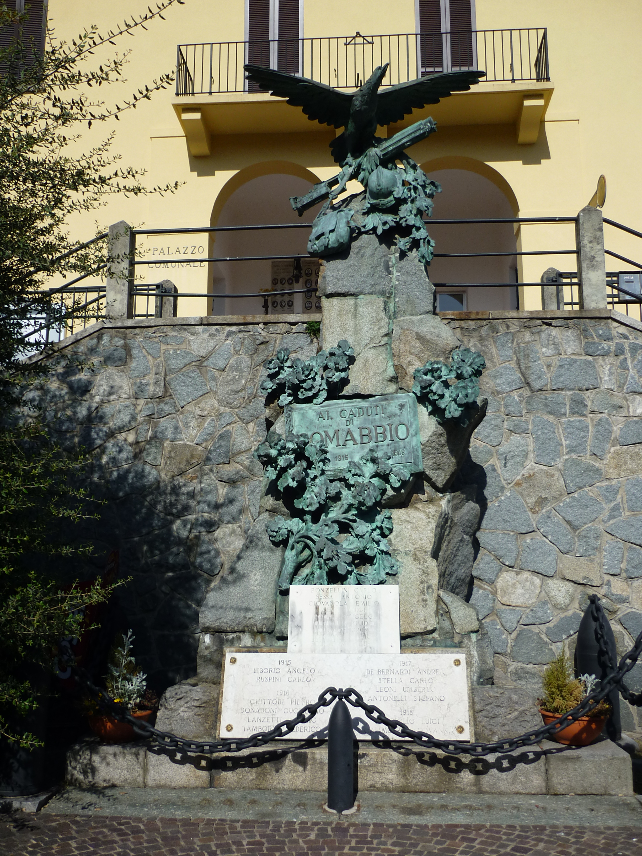 allegoria della Vittoria come aquila (monumento ai caduti - a montagna figurata, opera isolata) di Bolgiani Ambrogio (sec. XX)