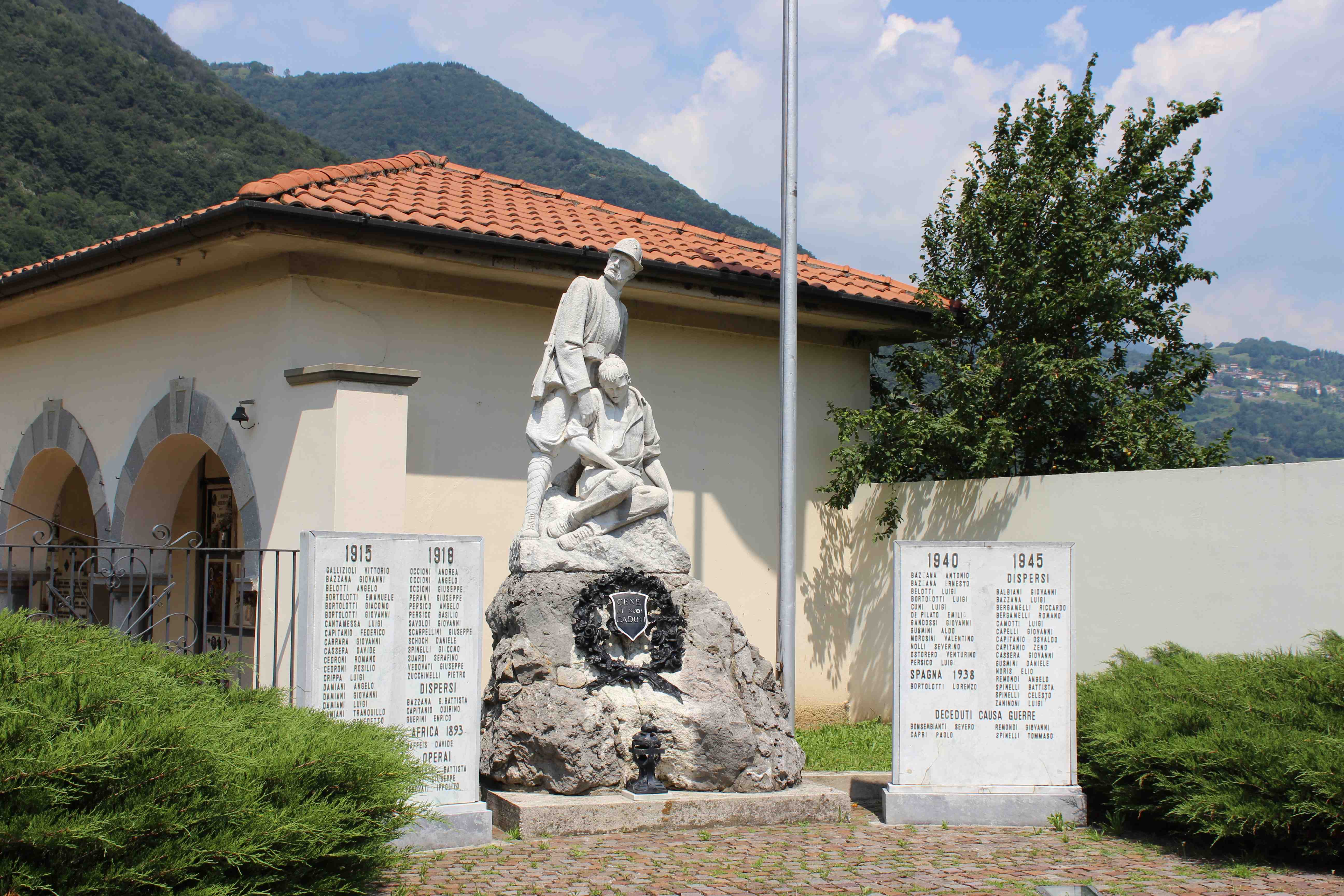 Il soldato sorregge il compagno morente (monumento ai caduti - a cippo, opera isolata) - ambito italiano (seconda metà sec. XX)