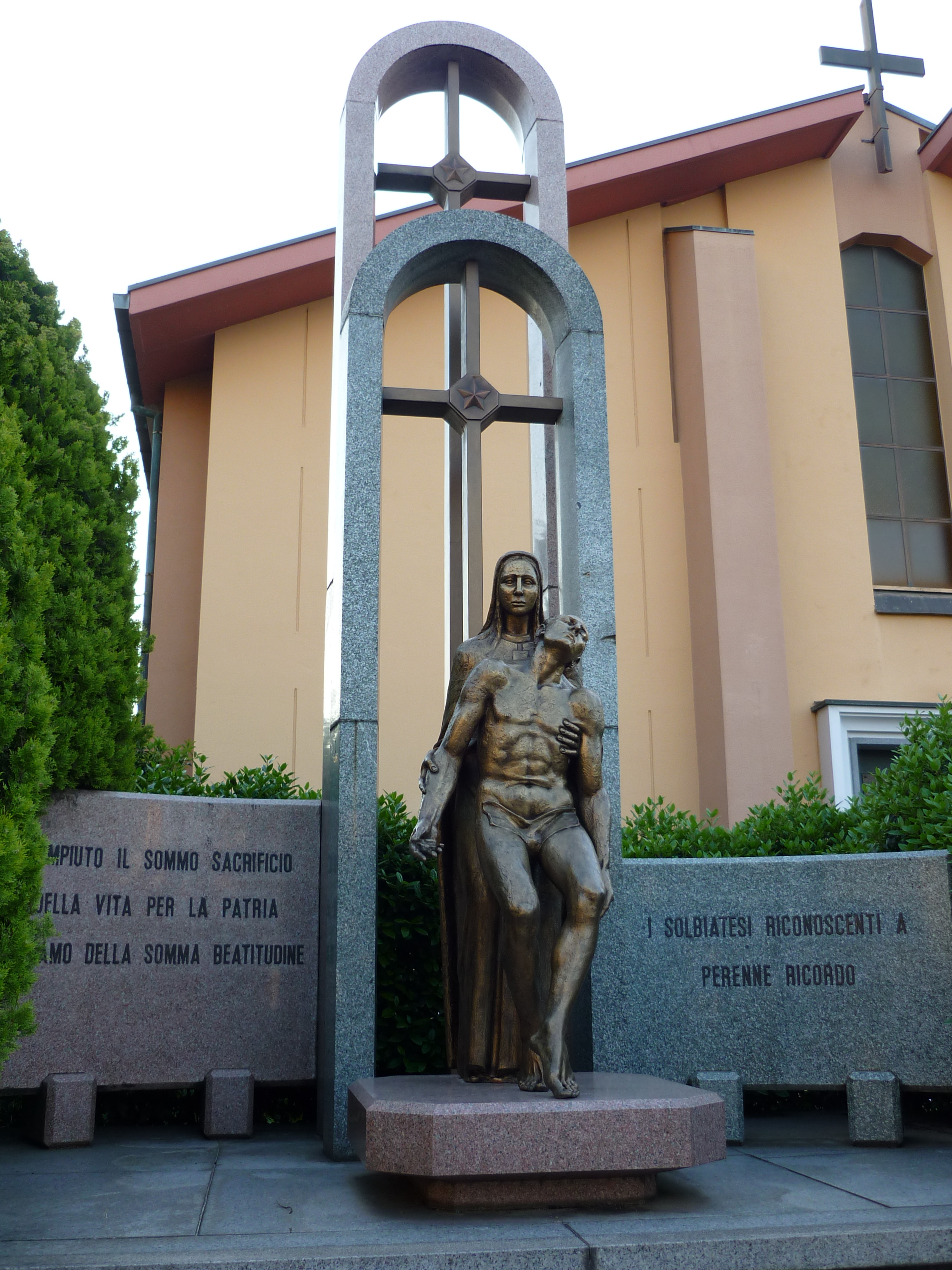 allegoria della Patria (?) che sorregge un soldato morente (monumento ai caduti - a cippo, opera isolata) di Bennati Gianluigi (sec. XX)