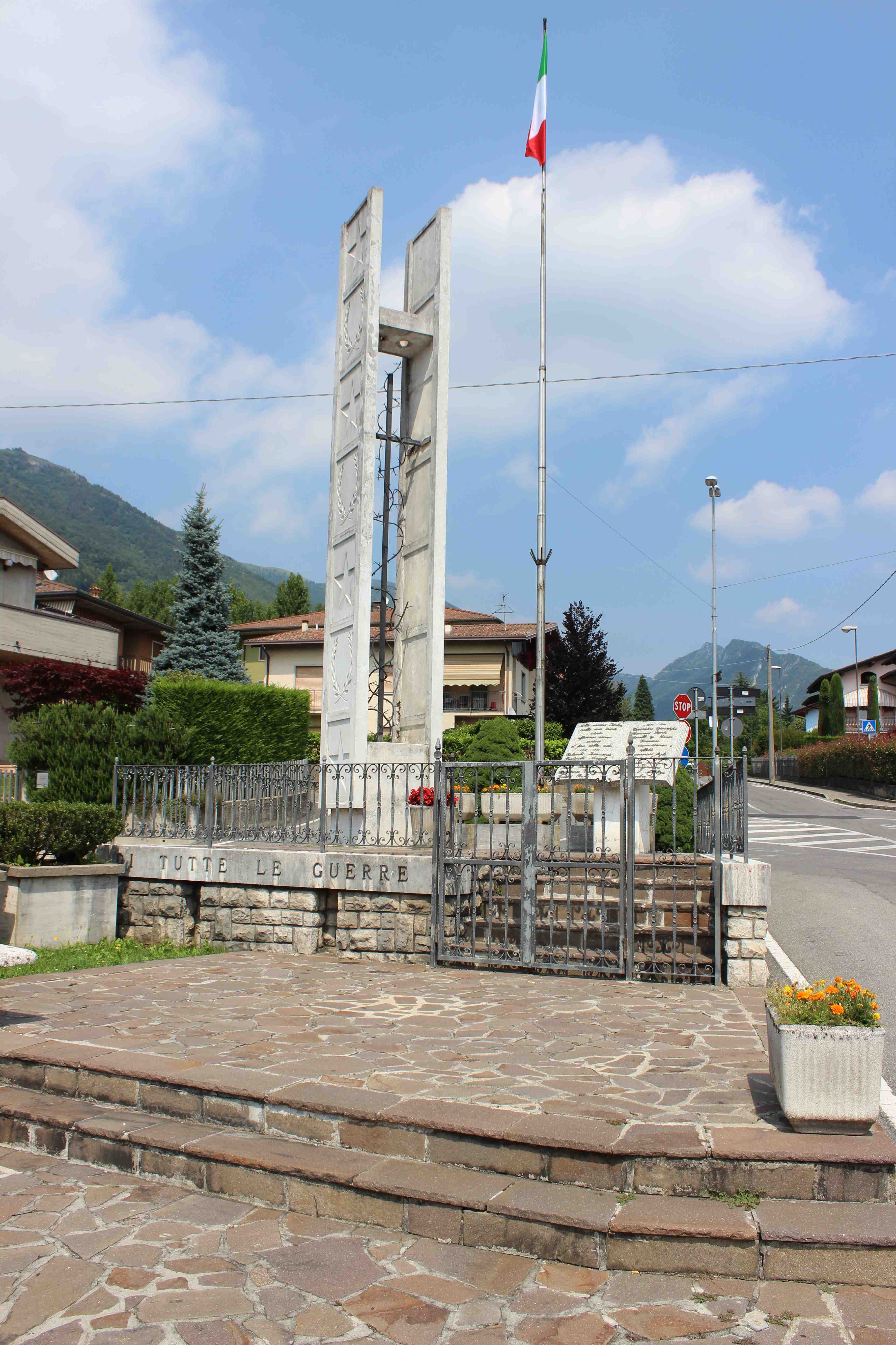 monumento ai caduti - a stele, opera isolata di Caffi Enzo (attribuito) (seconda metà sec. XX)