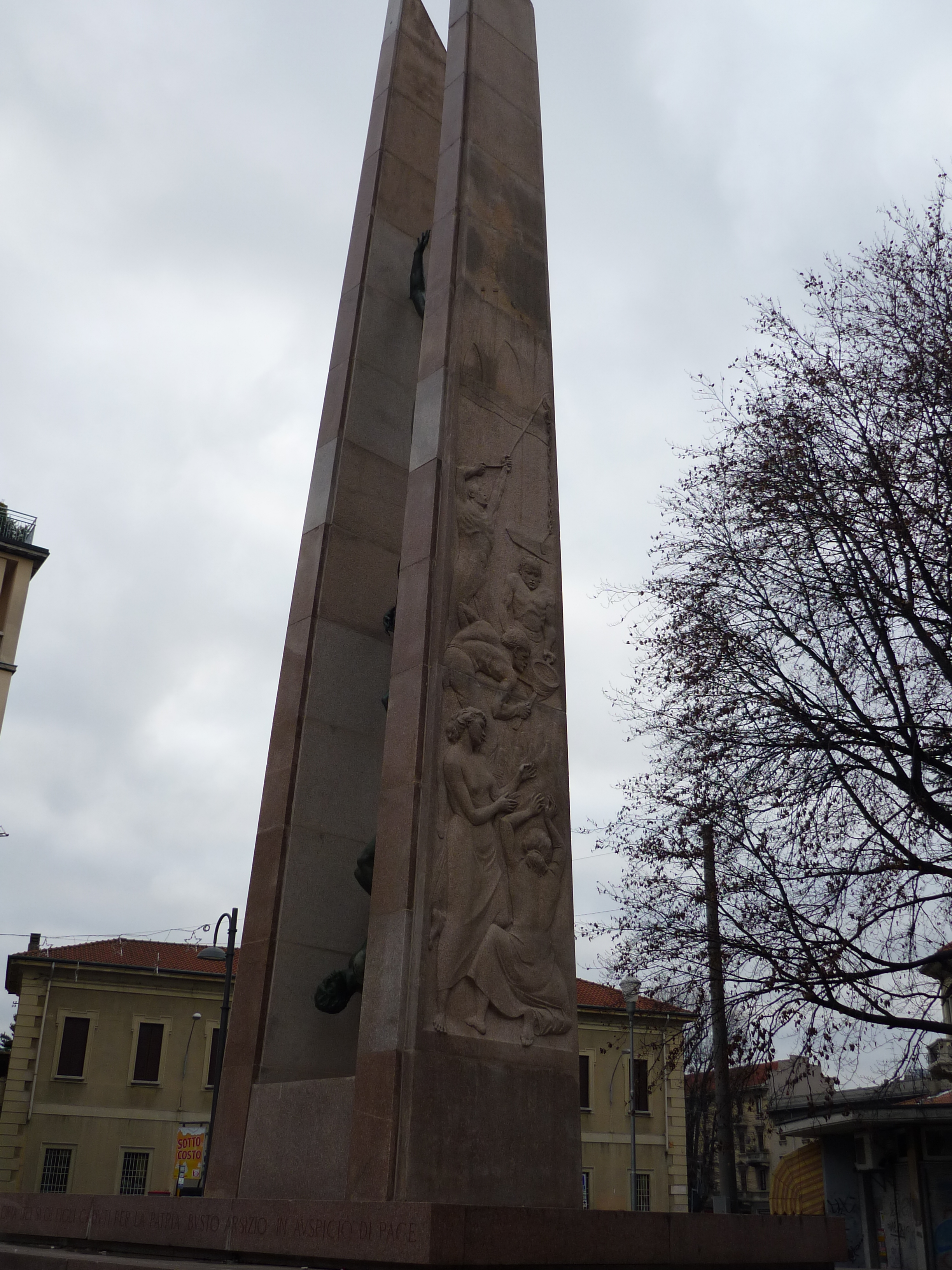 raffigurazioni simboliche e allegoriche (monumento ai caduti - a stele, opera isolata) di Manfrini Enrico (sec. XX)
