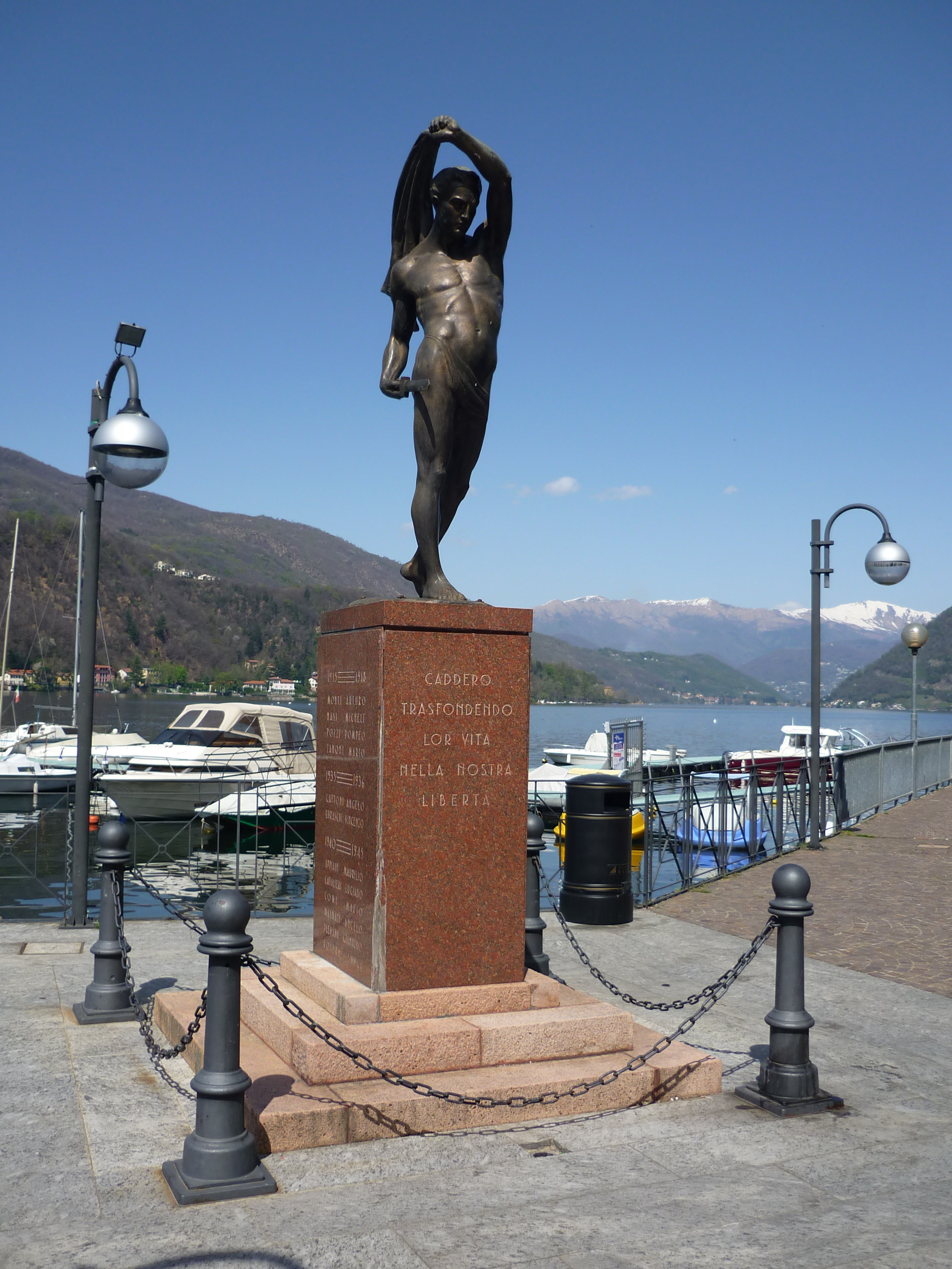 allegoria del soldato come eroe antico (monumento ai caduti - a cippo, opera isolata) di Jaderi Giuseppe (sec. XX)