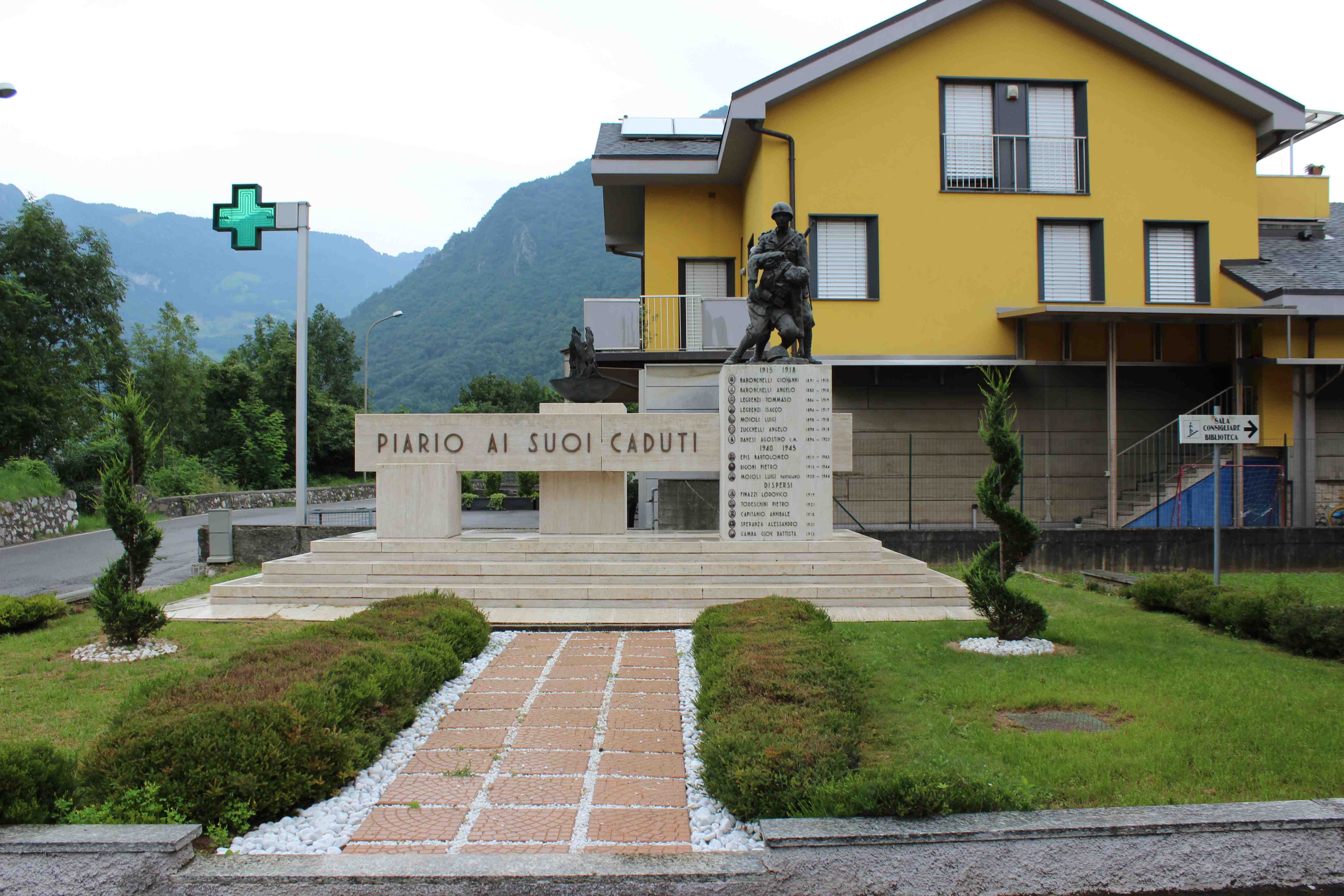 Il soldato sorregge il compagno morente (monumento ai caduti - a cippo, opera isolata) - ambito italiano (seconda metà sec. XX)