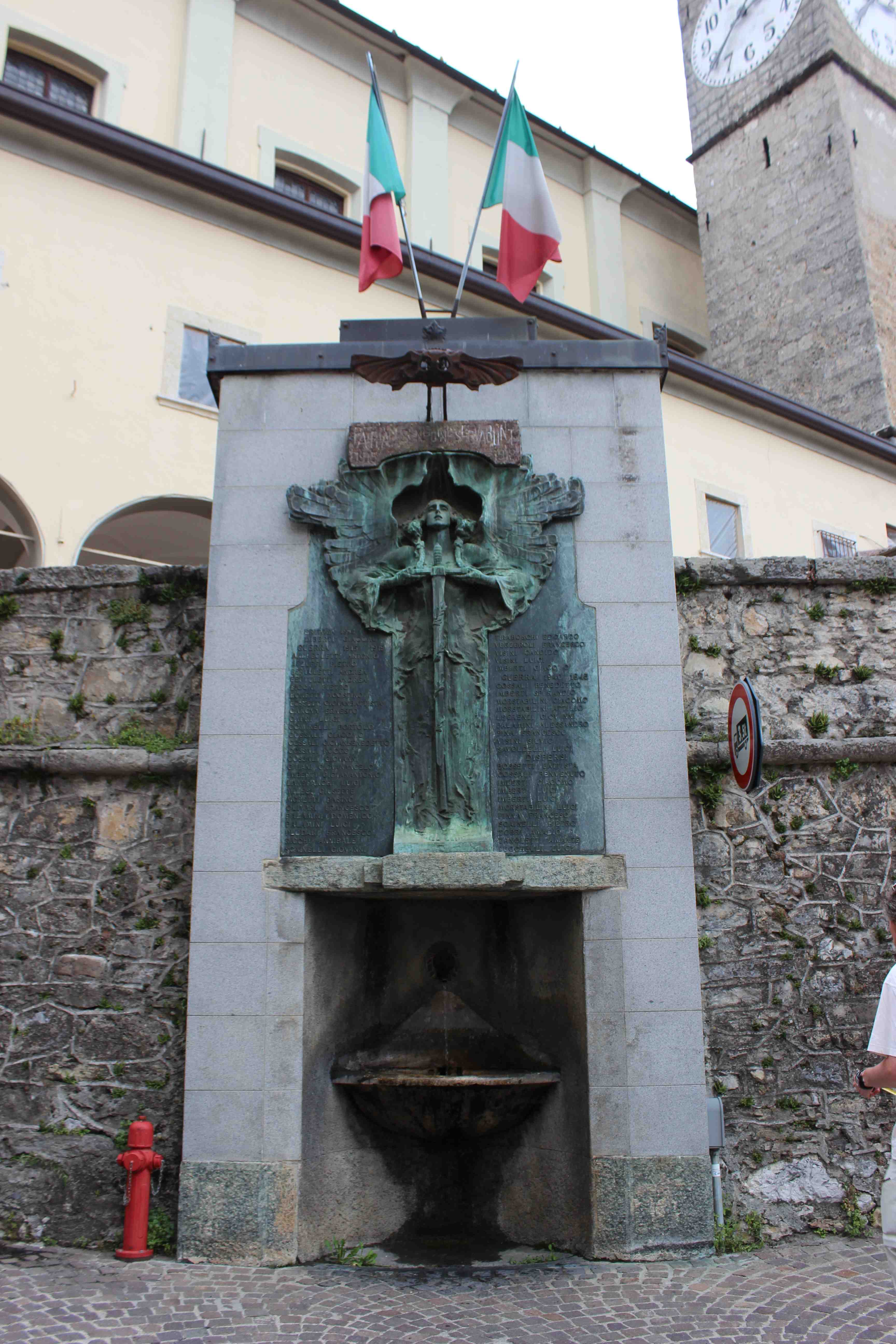 monumento ai caduti - a fontana, opera isolata di Siccardi Giuseppe (attribuito) (prima metà sec. XX)