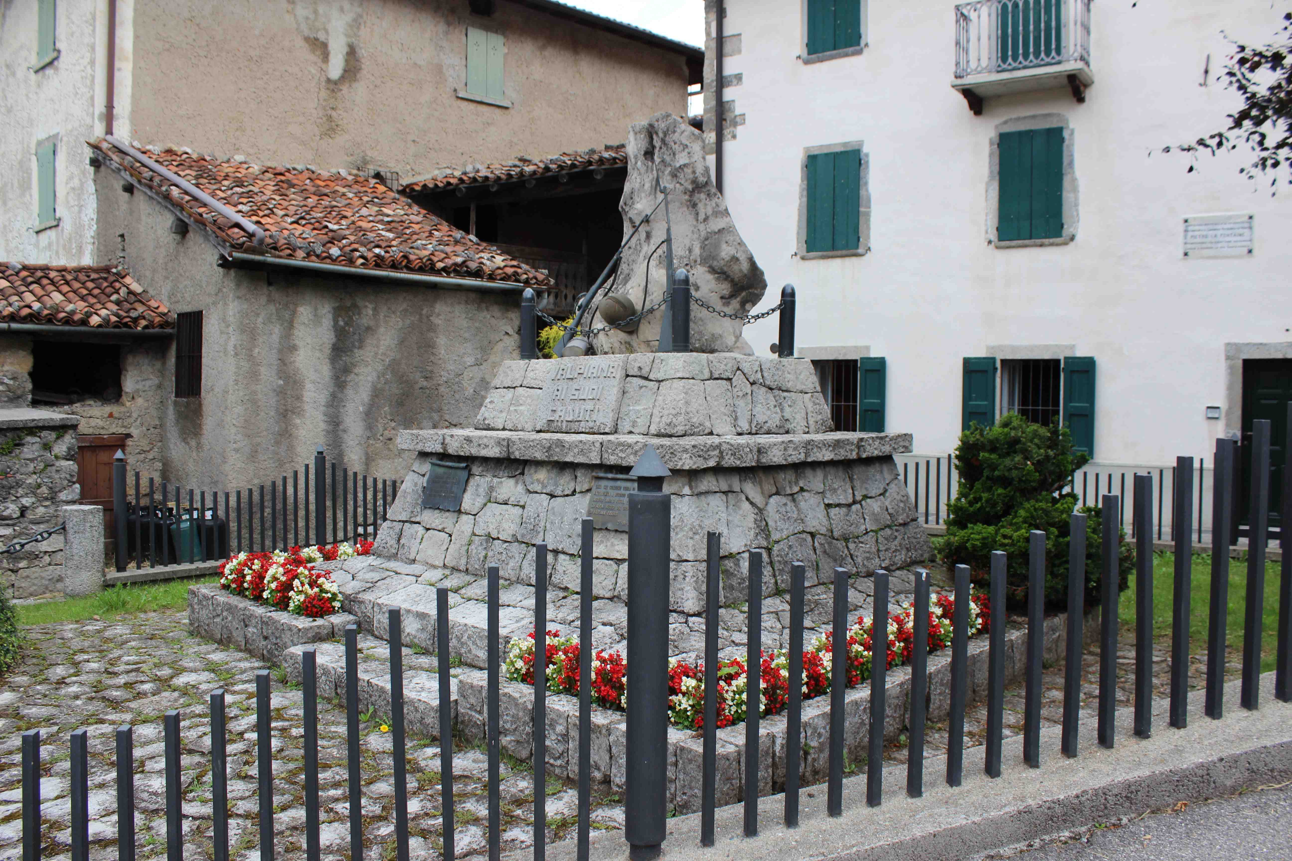 monumento ai caduti - a montagna figurata, opera isolata - ambito Italia settentrionale (seconda metà sec. XX)