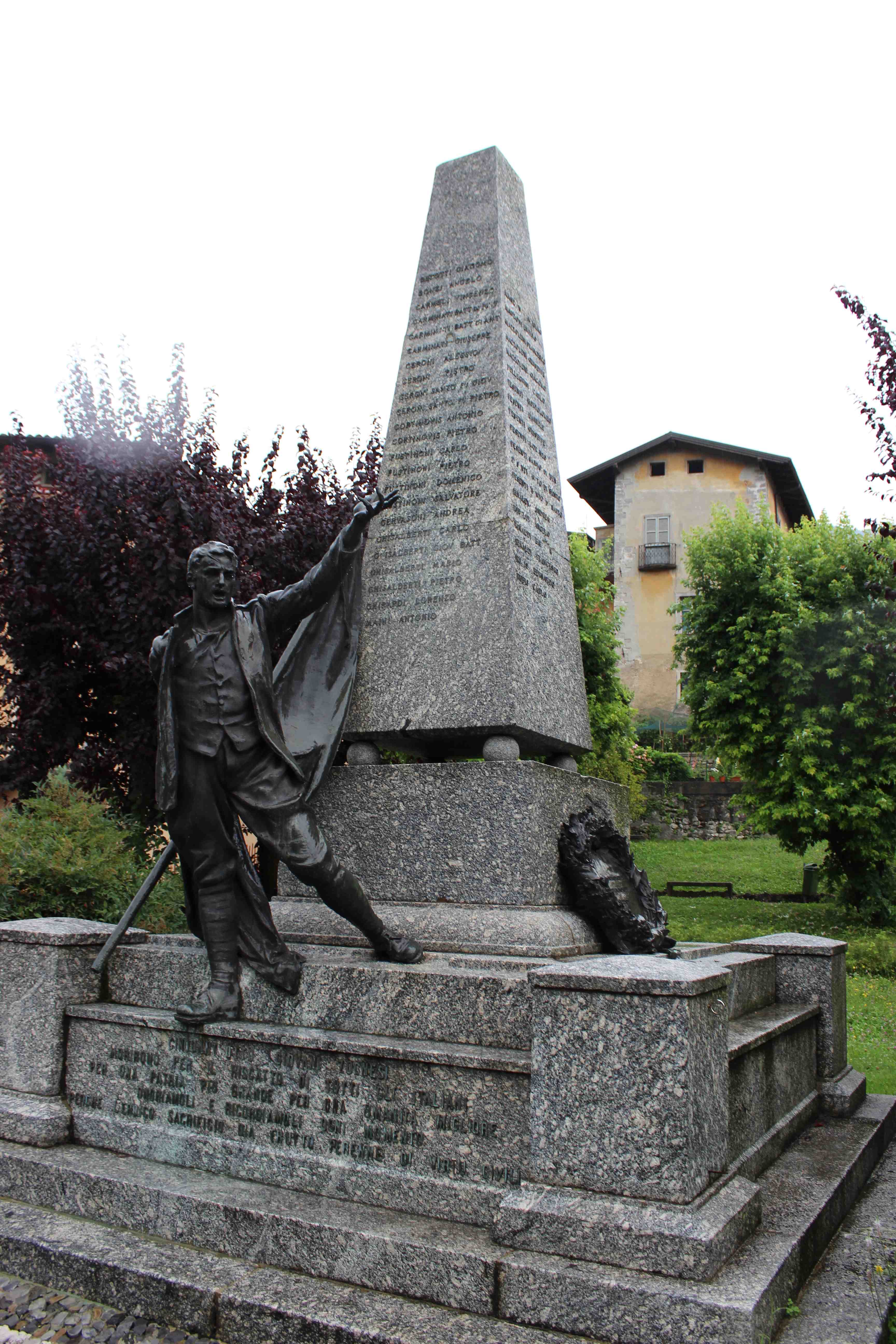 Il soldato che porta la bandiera (monumento ai caduti - ad obelisco, opera isolata) di Rigola Luigi (attribuito), Rigola Carlo (attribuito) - ambito italiano (prima metà sec. XX)
