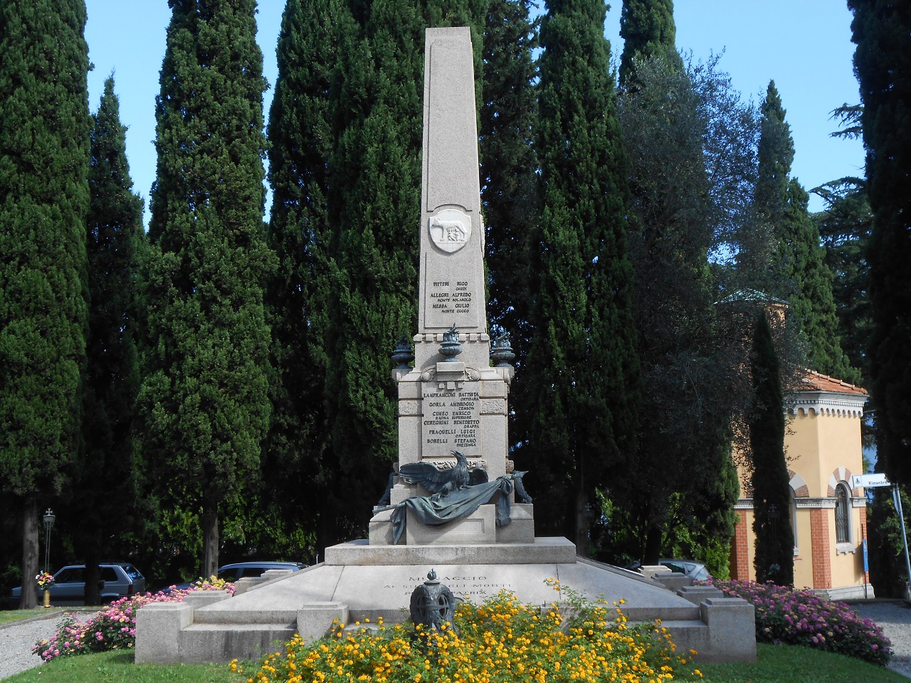 allegoria della Vittoria come aquila con bandiera (monumento ai caduti - ad obelisco, opera isolata) - ambito italiano (sec. XX)