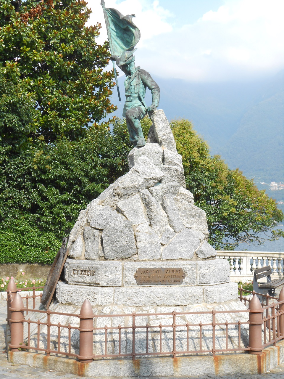 figura di soldato: alpino con bandiera (monumento ai caduti - a montagna figurata, opera isolata) di Confalonieri Francesco (sec. XX)