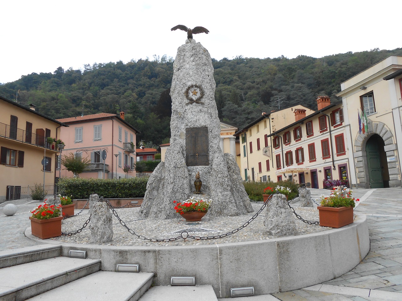 allegoria della Vittoria come aquila (monumento ai caduti - a montagna figurata, opera isolata) - ambito italiano (sec. XX)