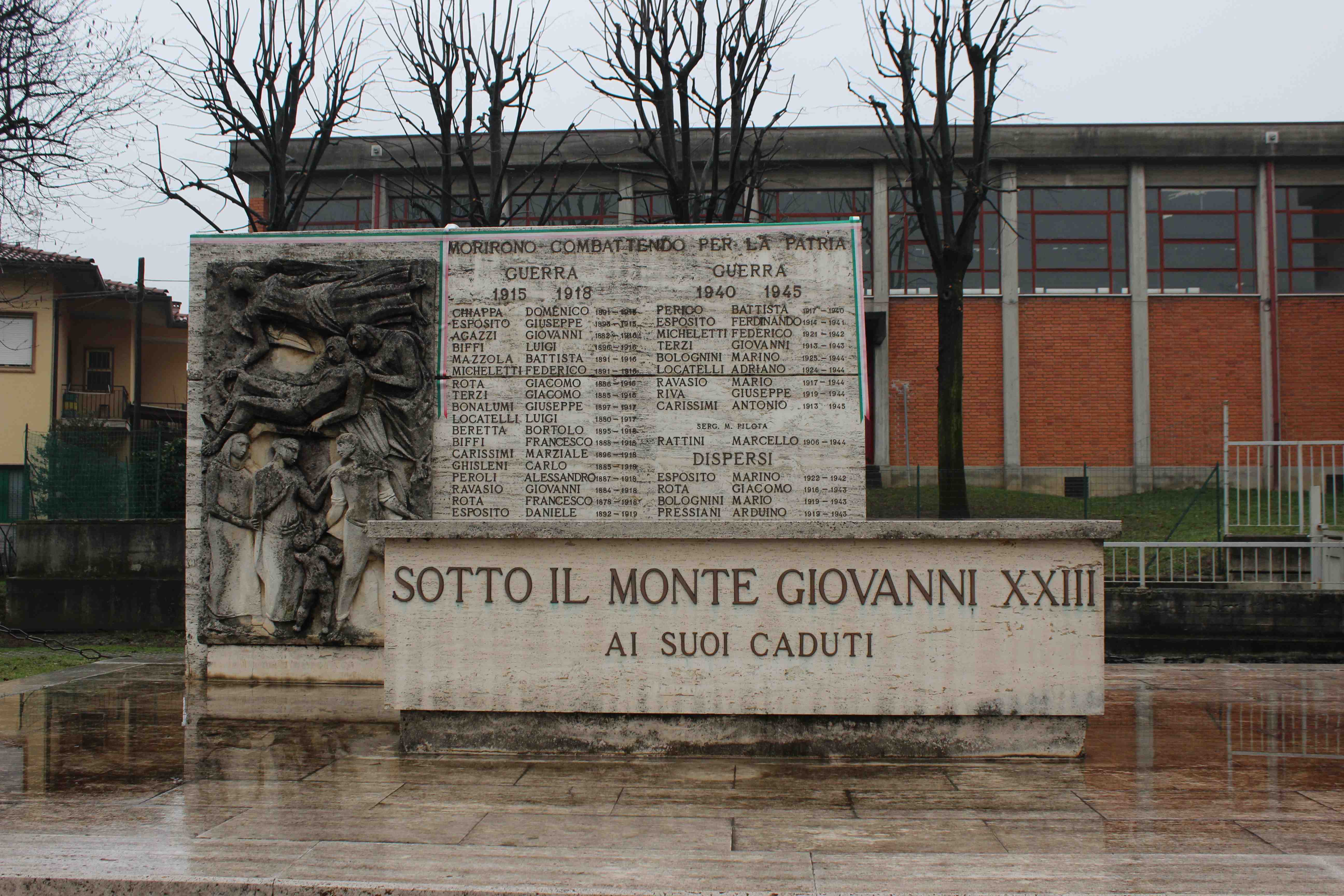 Le madri trasportano i corpi dei loro figli caduti (monumento ai caduti - a stele, opera isolata) di Ajolfi Elia (attribuito) (seconda metà sec. XX)