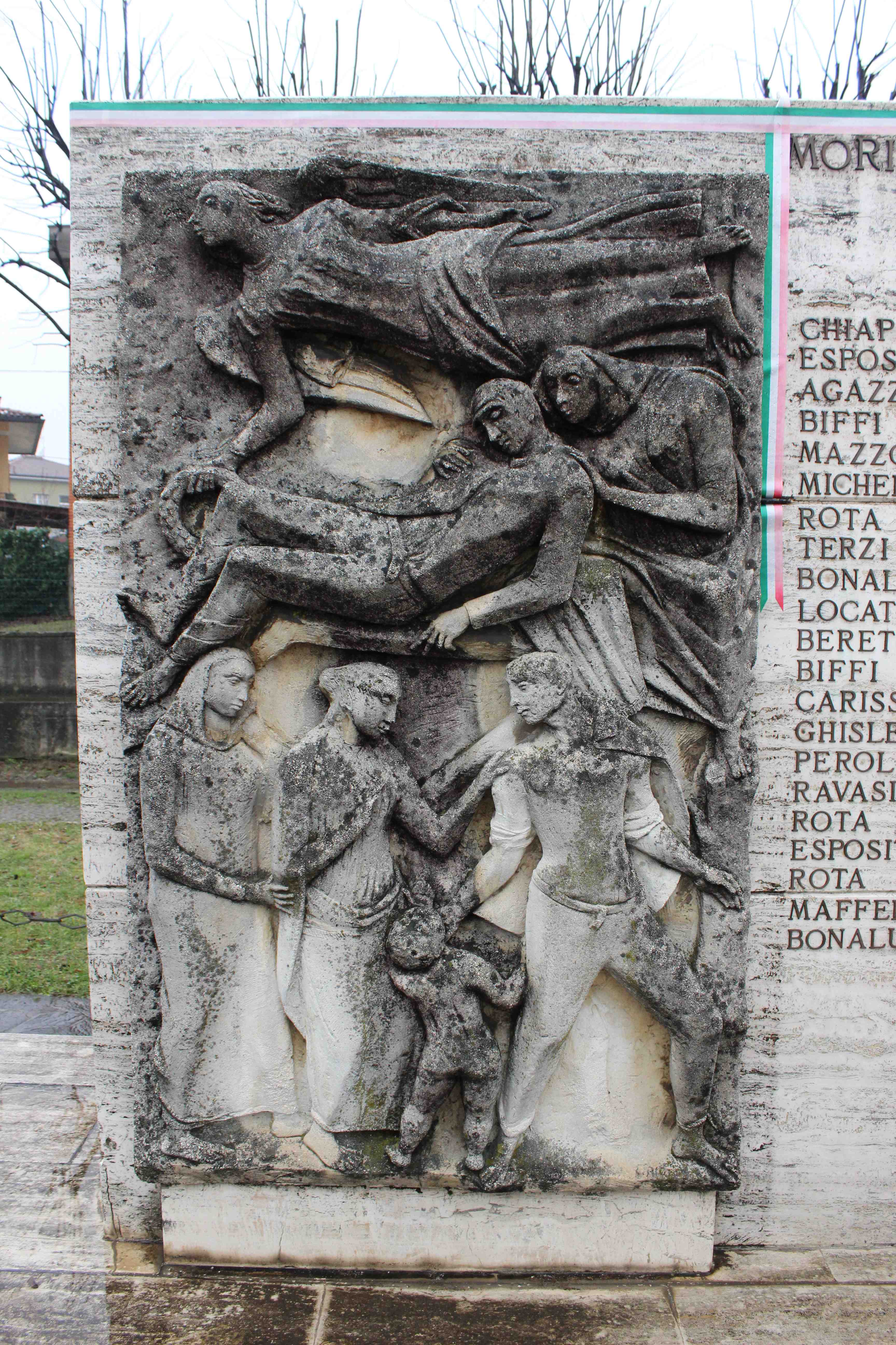 Le madri trasportano i corpi dei loro figli caduti (monumento ai caduti - a stele, opera isolata) di Ajolfi Elia (attribuito) (seconda metà sec. XX)