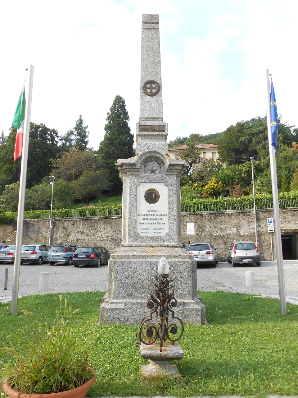 allegoria della Patria che premia due soldati (monumento ai caduti - a colonna, opera isolata) di Danielli Bassano - ambito italiano (sec. XX)