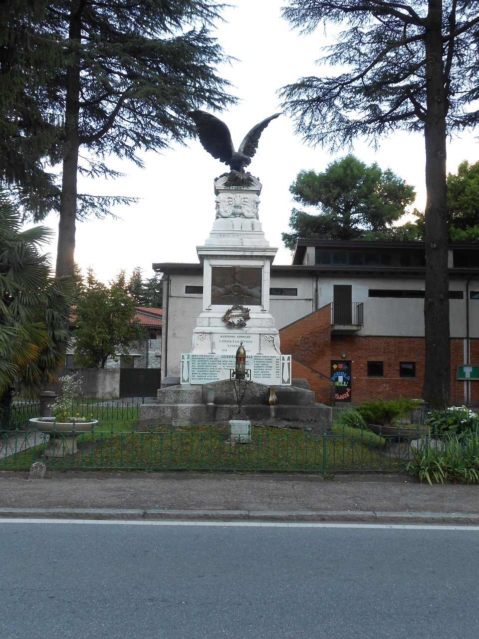 allegoria della Vittoria come aquila, allegoria della morte del soldato (monumento ai caduti - a cippo, opera isolata) di Brunati Gabriele, Fontana Mario, Trentini Giuseppe (sec. XX)