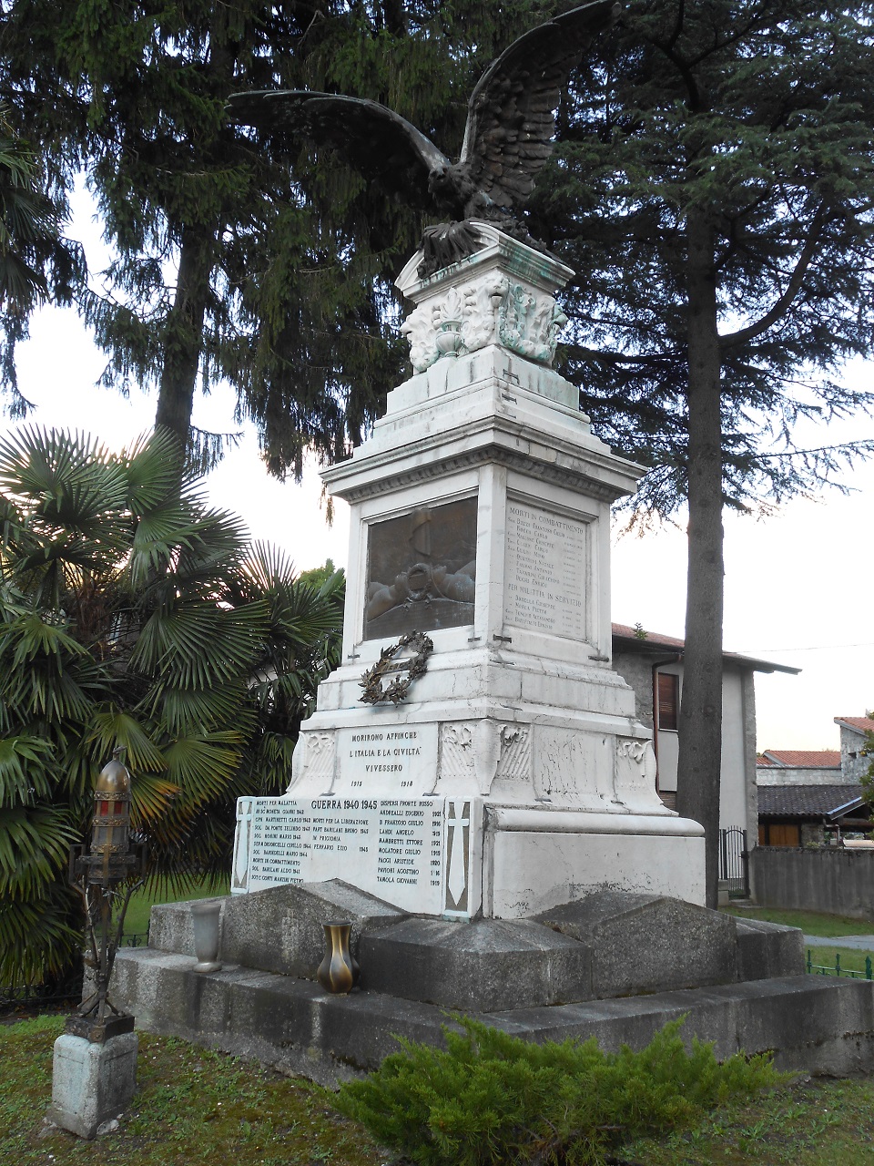 allegoria della Vittoria come aquila, allegoria della morte del soldato (monumento ai caduti - a cippo, opera isolata) di Brunati Gabriele, Fontana Mario, Trentini Giuseppe (sec. XX)