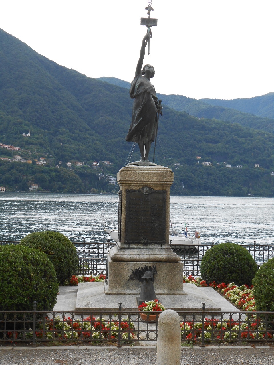 allegoria della Patria con Vittoria alata (monumento ai caduti - a cippo, opera isolata) di Vedani Michele (sec. XX)