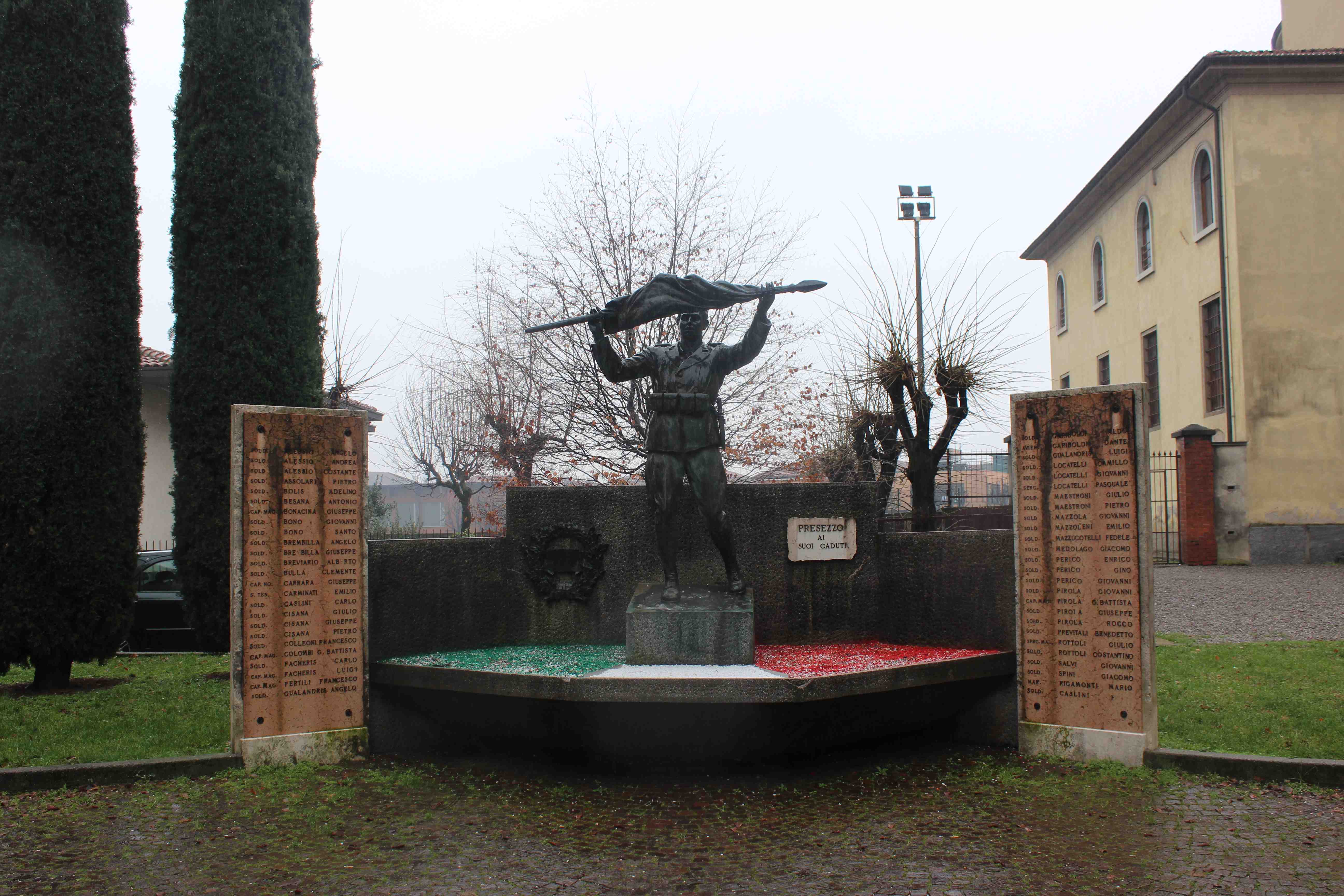 Soldato che porta la bandiera (monumento ai caduti - ad emiciclo, opera isolata) di Siccardi Giuseppe (attribuito) (seconda metà sec. XX)