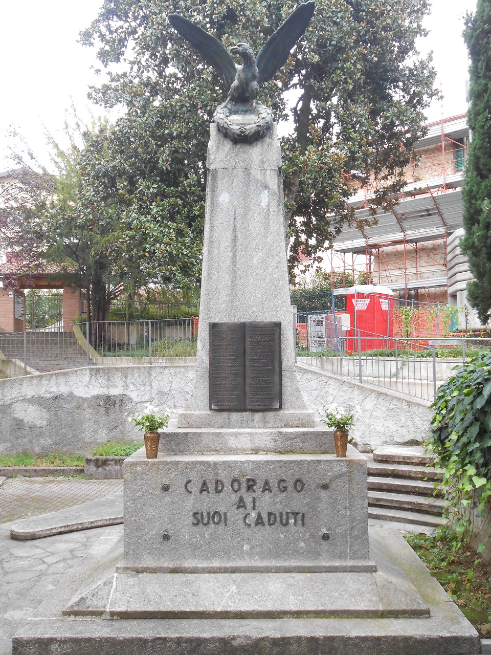 allegoria della Vittoria come aquila con corona d'alloro (monumento ai caduti - ad obelisco, opera isolata) - ambito italiano (sec. XX)