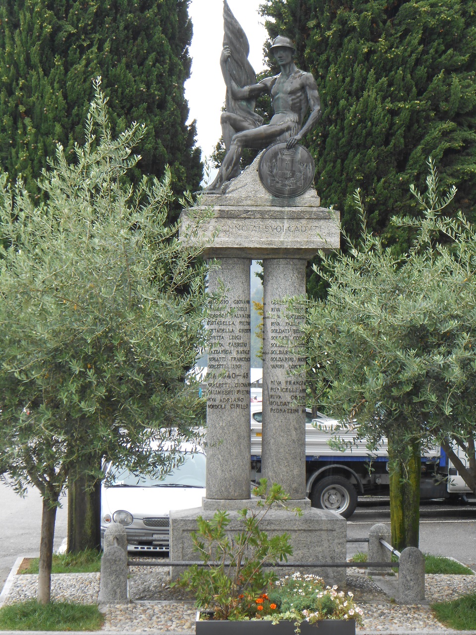 allegoria del soldato come eroe antico con bandiera (monumento ai caduti - a colonna, opera isolata) di Bagozzi Cirillo, Lingeri Pietro - ambito italiano (sec. XX, sec. XX)