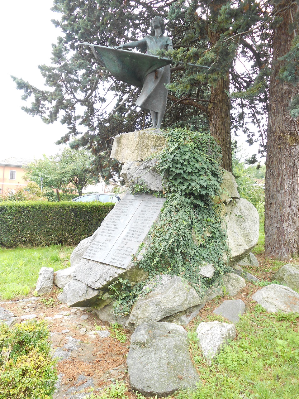 allegoria della Patria con bandiera (monumento ai caduti - a montagna figurata, opera isolata) di Mina Felice - ambito italiano (sec. XX, sec. XX)