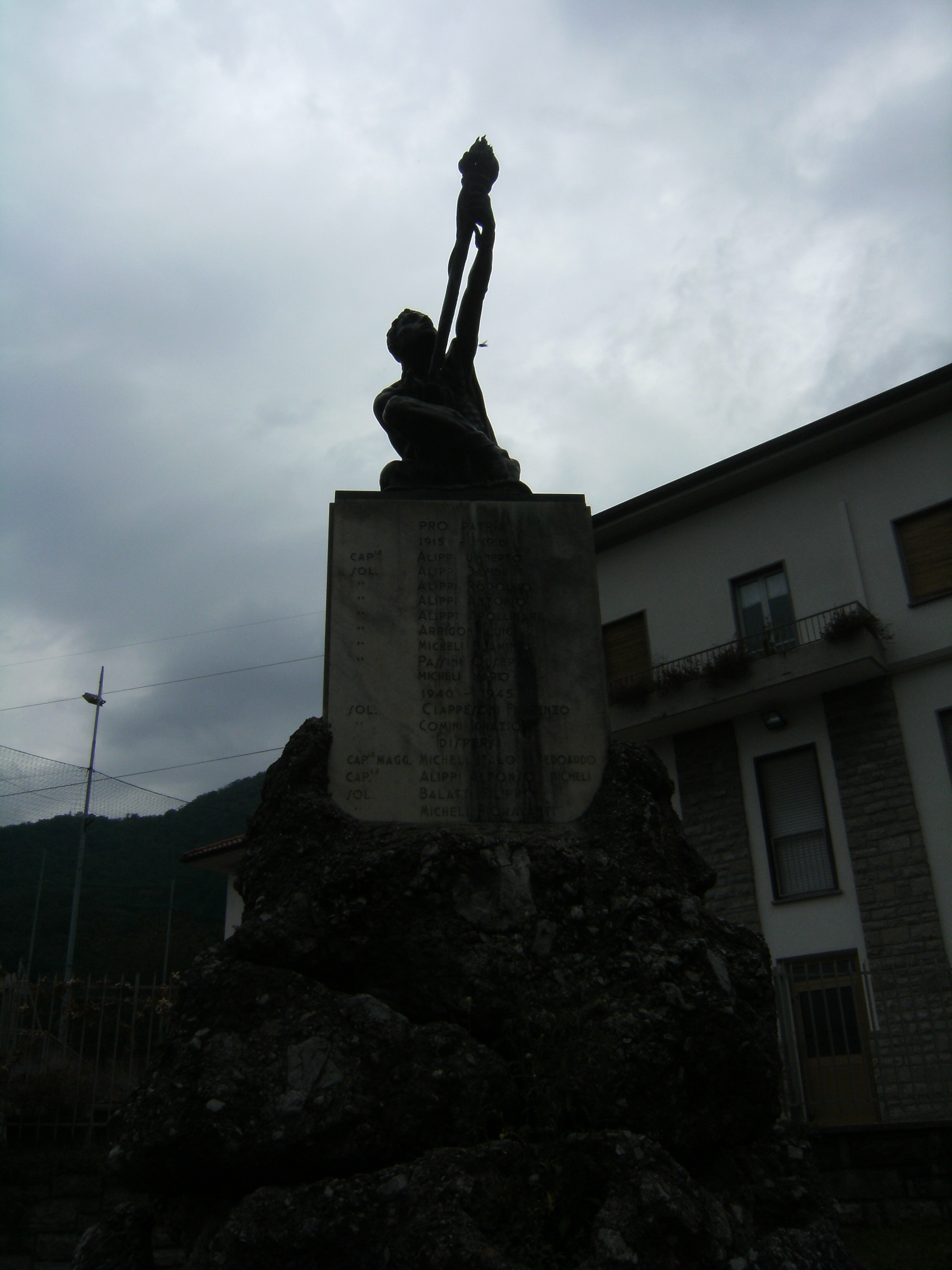 Allegoria del soldato come eroe, Allegoria del soldato come eroe (monumento ai caduti - a cippo) - ambito italiano (secondo quarto XX secolo, XX secolo)