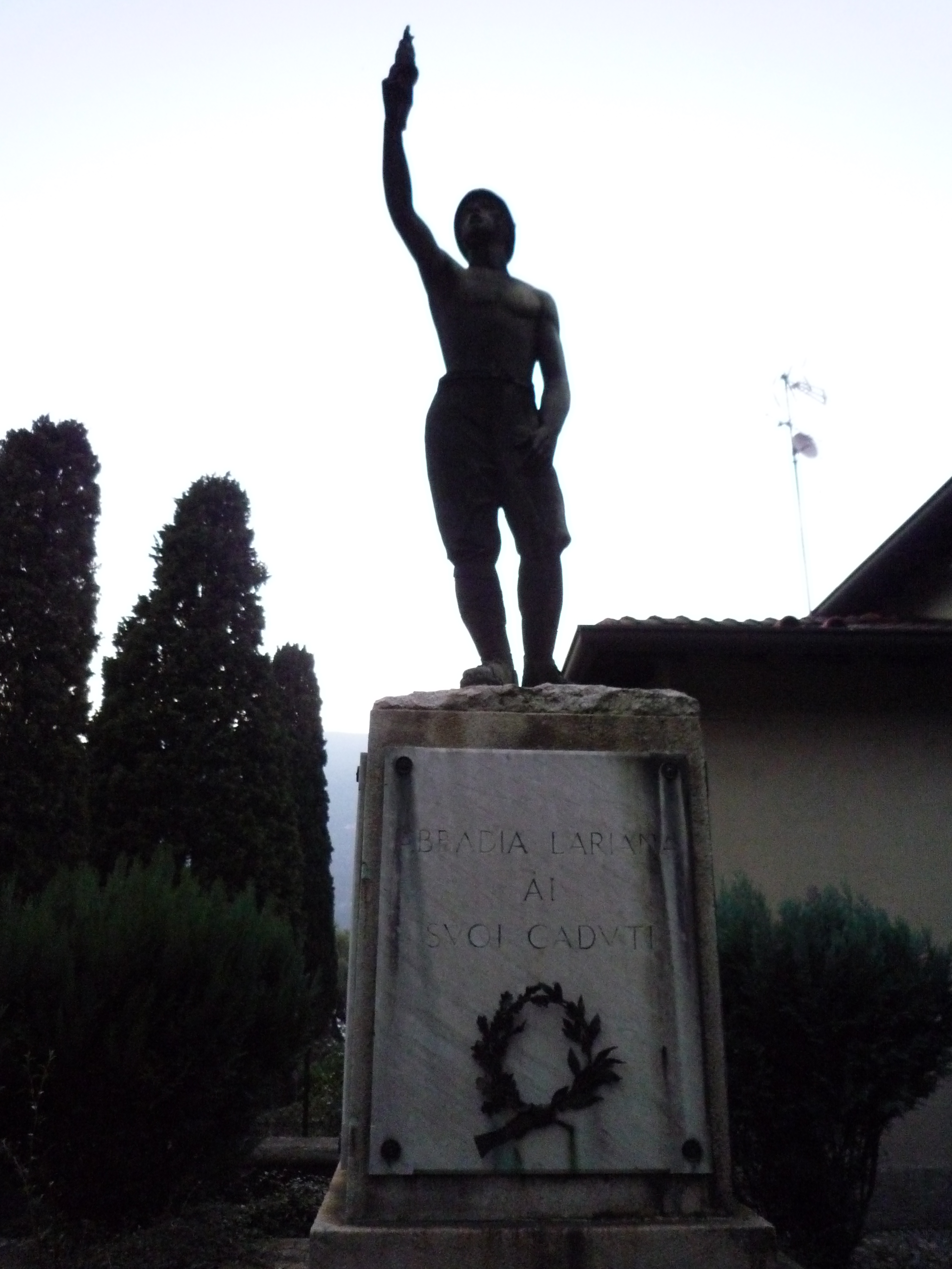 Figura di soldato che regge una fiaccola (monumento ai caduti - a cippo, opera isolata) - ambito italiano (primo quarto XX secolo, XX secolo)